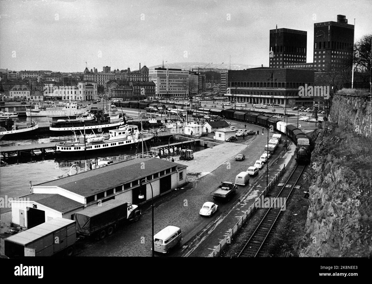 Oslo 1962. Treni merci sulla piazza del municipio sulla strada da ovest a est. Si discute della costruzione del tunnel ferroviario e della stazione ferroviaria centrale. Panoramica dalla Fortezza di Akershus verso il porto di Oslo con il municipio e la piazza del municipio. Foto: Sverre A. Børretzen / corrente / NTB (immagine 3 in una serie di registrazioni vecchie e nuove dello stesso motivo) Foto Stock