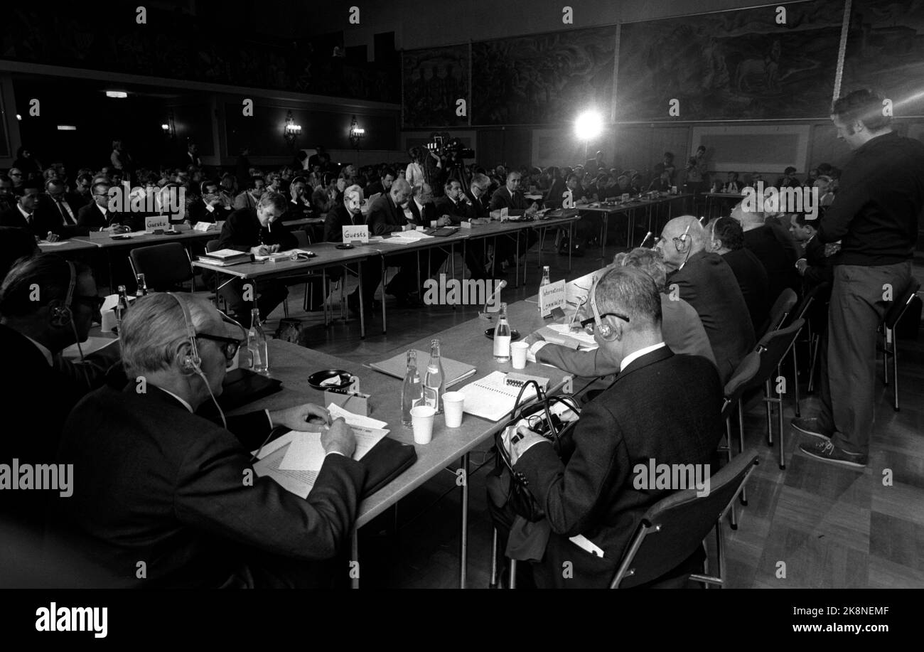 Oslo 19710620 Vietnamtribunal a Oslo. La Commissione internazionale per le indagini sulla guerra degli Stati Uniti a Indocina apre la sua seconda sessione nella Casa del Popolo, con il movimento del Vietnam in Norvegia come organizzatore. Vi partecipano un gran numero di politici, scienziati e avvocati di fama internazionale. Foto: Storløkken / corrente / NTB Foto: NTB / NTB Foto Stock