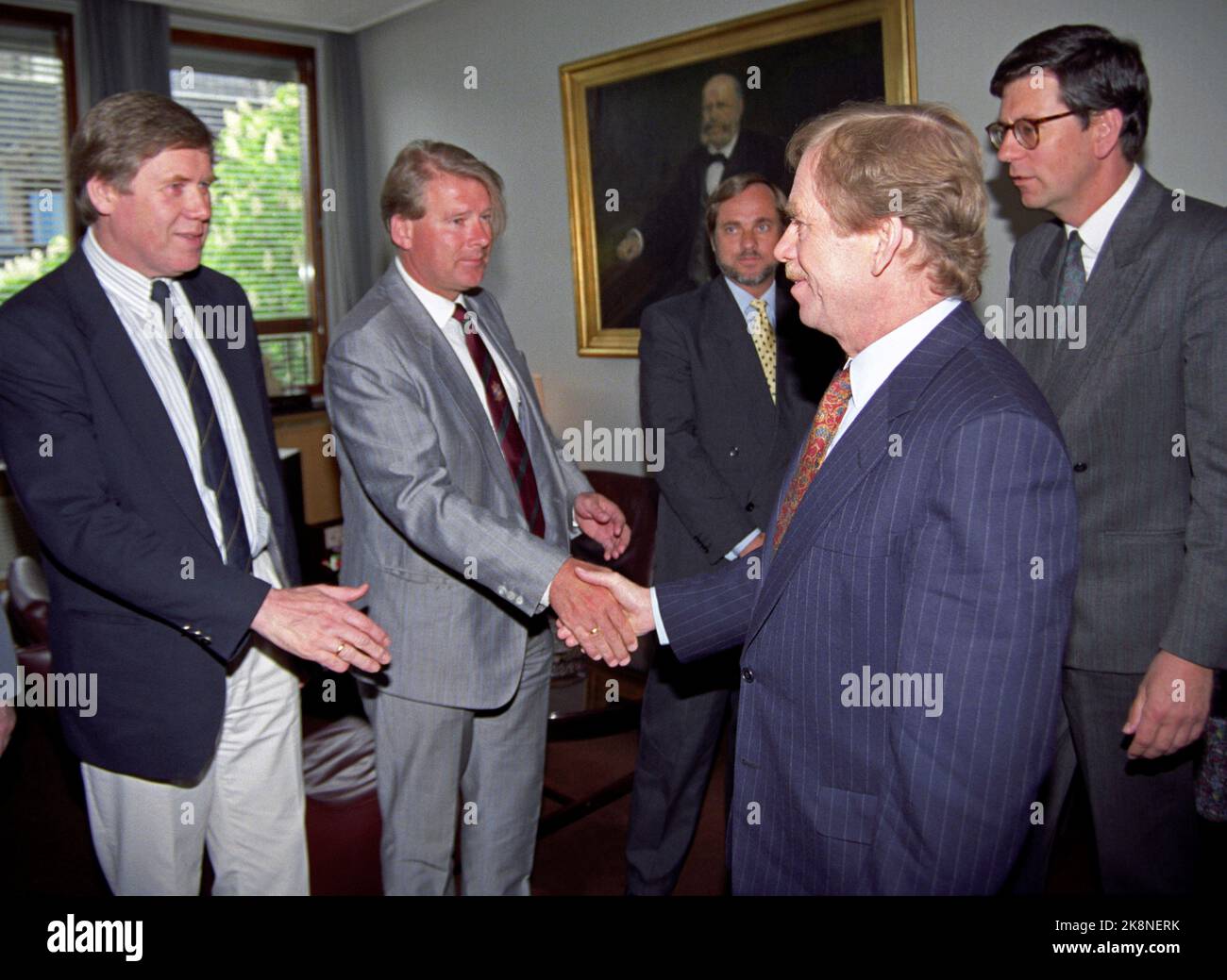 Oslo 19910521. Il Presidente ceco Vaclav Havel in una breve visita ufficiale in Norvegia, 21 maggio 1991. Il Presidente Havel incontra qui il Comitato per gli Esteri e la Costituzione di Storting, e saluta (F.) Gunnar Berge (AP), Carl I. Hagen (P.P.) e Jan Petersen (H). Presidente del Comitato, Bjørn Tore Godal (AP), T.H. 25714/4 Foto: Lise Åserud/NTB Foto Stock