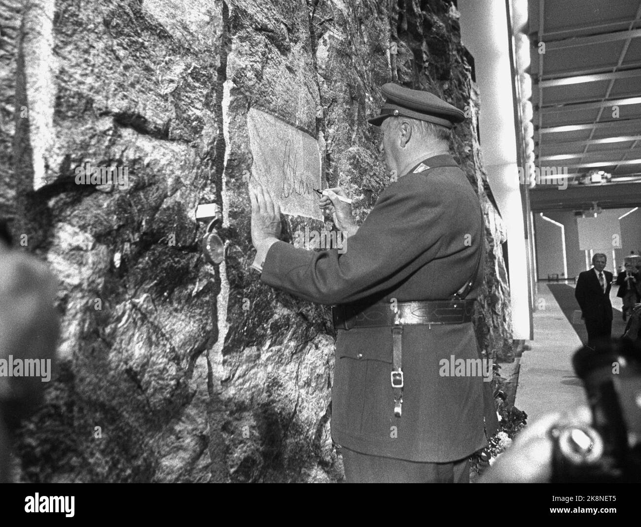 Ulla Førre 19820601: Re Olav apre le prime centrali di Ulla. Qui il re scrive il suo nome. Foto: Inge Gjellesvik NTB / NTB Foto Stock