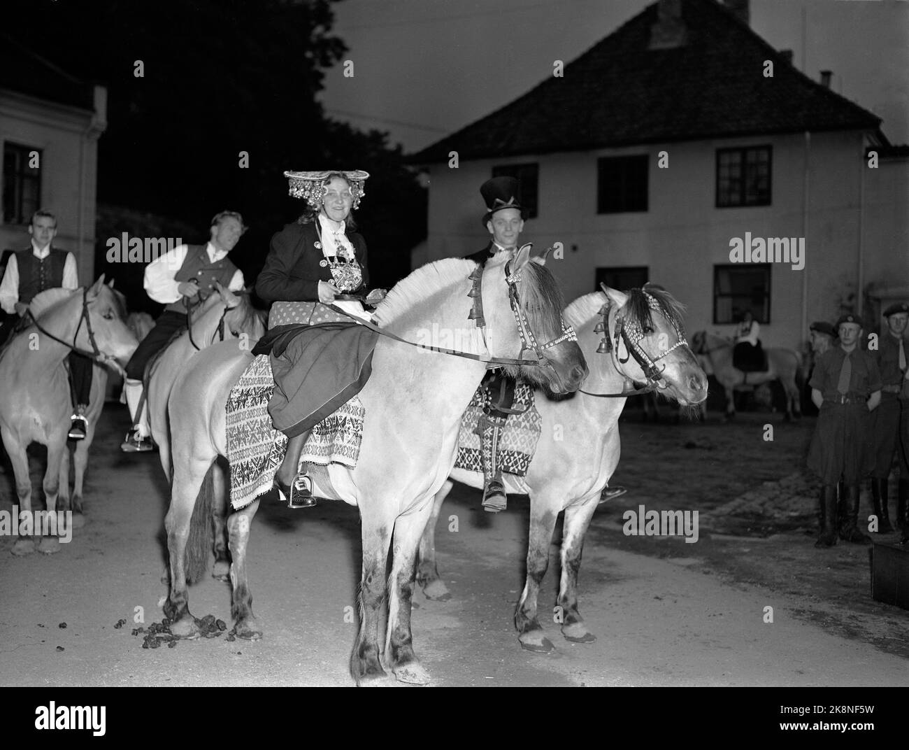 Oslo 19530620 Norges Bygdeungdomslag ha organizzato un grande evento a Oslo, con molte attività. Ecco un 'matrimonio hardanger'. La coppia nuziale sui cavalli che indossano i costumi, lei con una corona grande. Foto: NTB / NTB Foto Stock