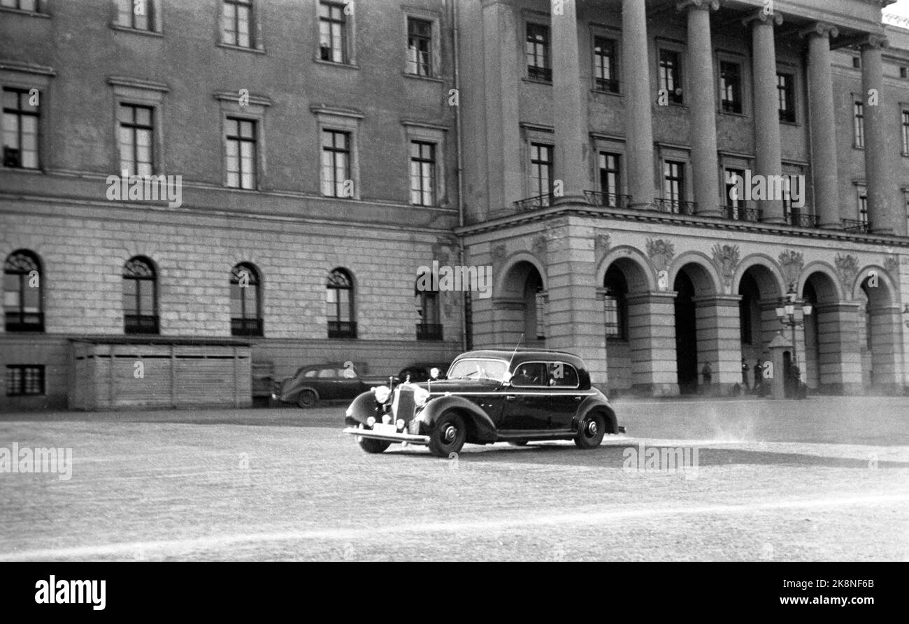 Oslo 19450505 la seconda guerra mondiale sta per finire. È solo questione di giorni prima che la Norvegia sia nuovamente un paese libero. Qui, il Presidente del Ministro Vidkun Quisling lascia il castello in auto. Foto: NTB / NTB Foto Stock