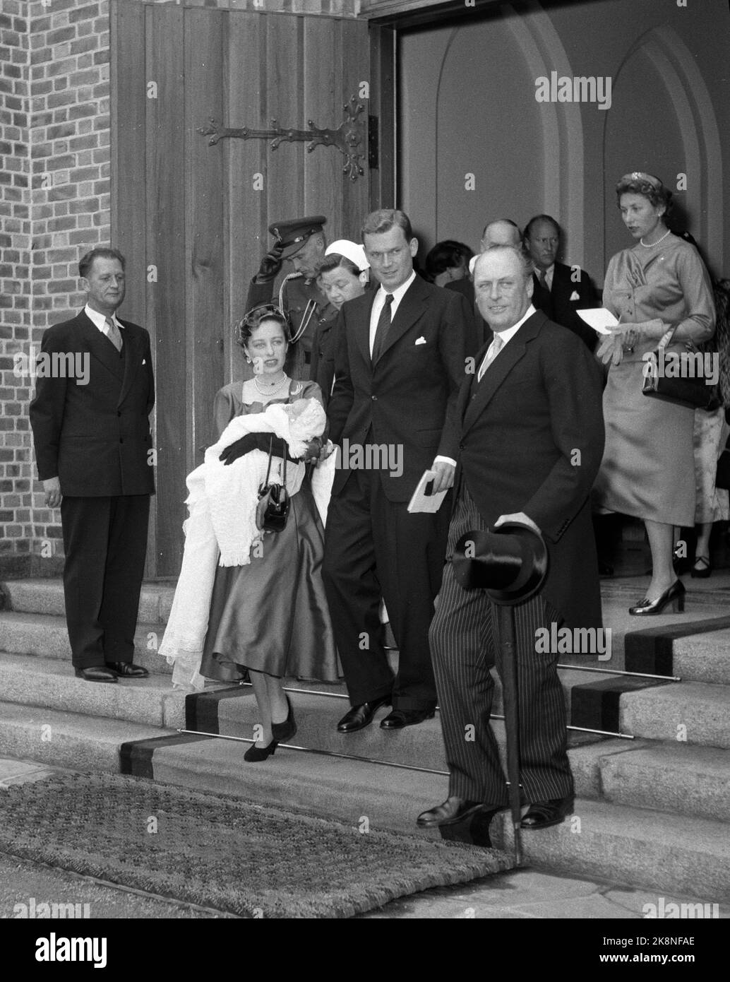 Asker 19540210. Prinsesse Ragnhild og Erling Lorentzen bærer sitt ...
