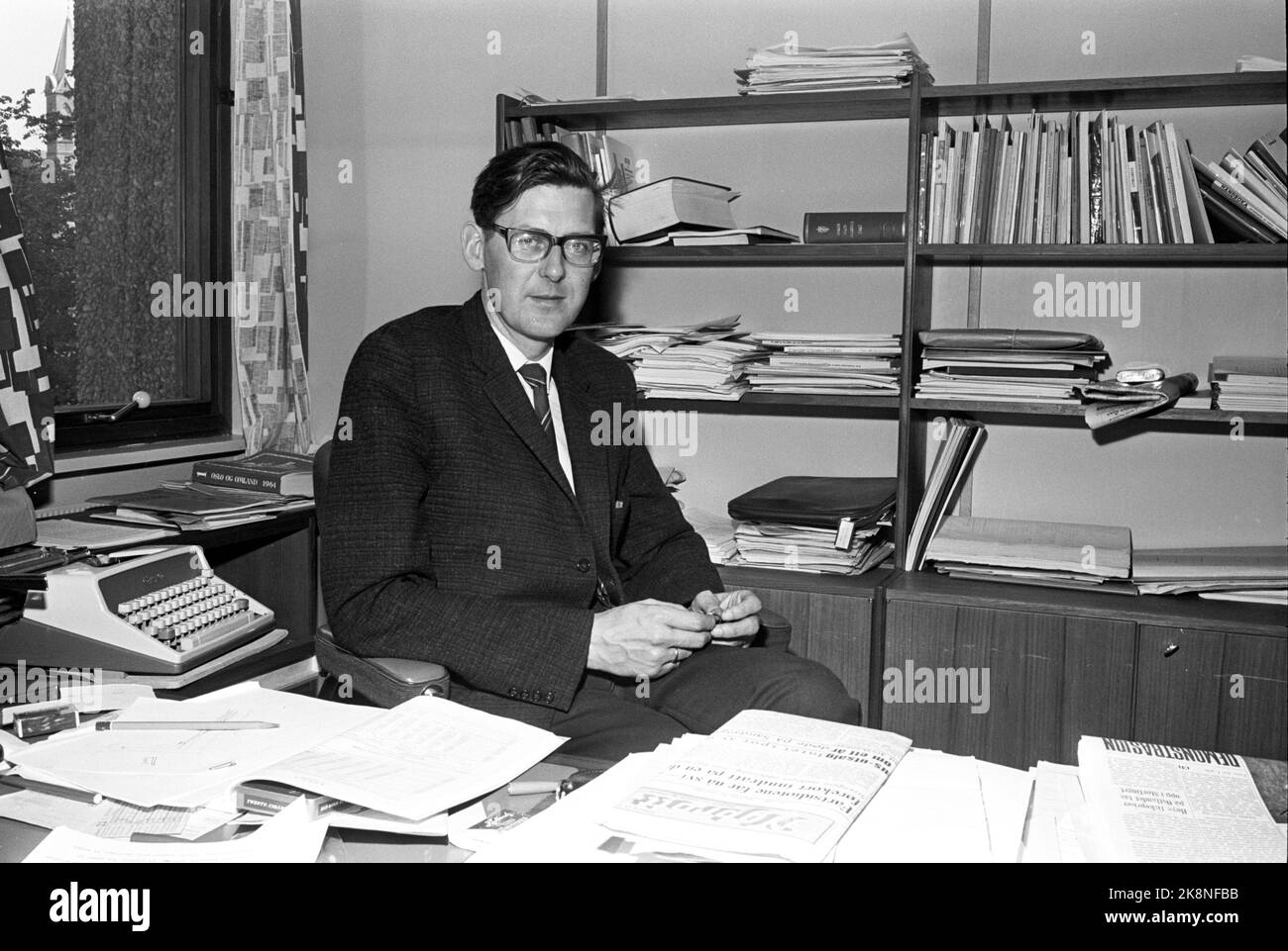 Oslo nell'estate del 1964: Quando verrà introdotta l'assicurazione nazionale, essa interesserà tutti i norvegesi in modi diversi, ma che cosa costerà a ciascun cittadino e che cosa fornirà? Il Segretario di Stato del Ministero degli Affari sociali Bjørn Skau risponde alle domande sulla pensione pubblica. Foto: Ivar Aaserud / corrente / NTB Foto Stock