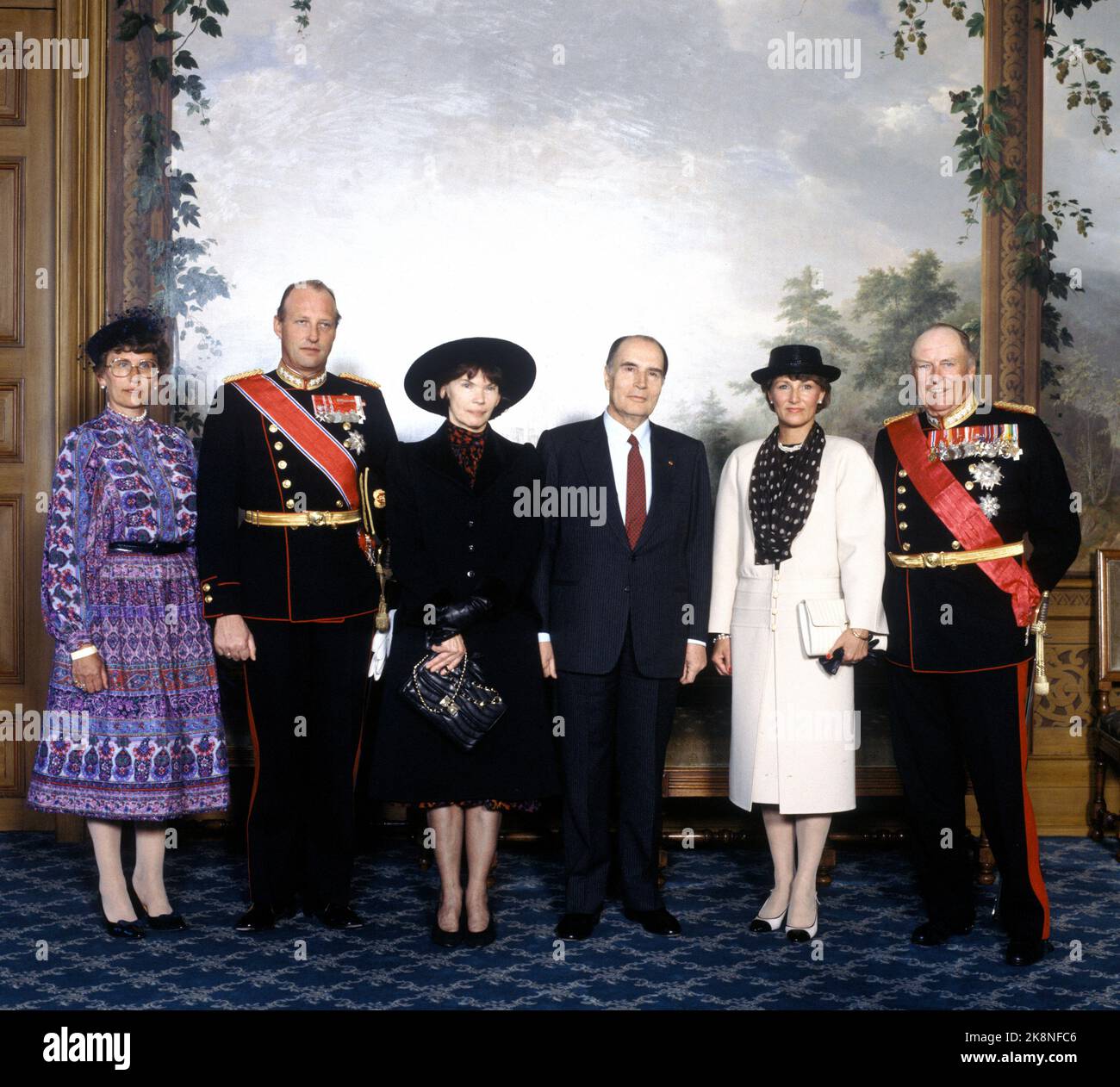 Oslo 19840514. Il Presidente francese Francois Mitterrand con la signora Danielle in visita di Stato in Norvegia. Qui dalla fotografia ufficiale al castello. Ad es. Principessa Astrid, sig.ra Ferner, principe ereditario Harald, sig.ra Danielle Mitterrand, presidente Francois Mitterrand, Principessa della corona Sonja e Re Olav. Foto: Archivio NTB / NTB Foto Stock