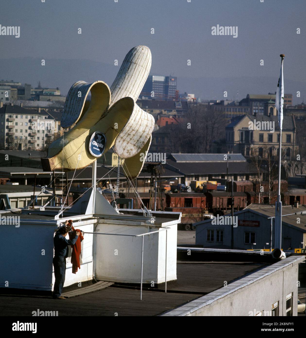 Oslo 1975 scultura di banana di Banan-Matthiessen in cima all'edificio di Banan-Matthiessen a Filippstad. (La banana si trovava sul tetto della banana-matthiess banana maturo a Filippstad dal 1952 al 1992, e nel 2006 è stato spostato al centro d'arte di Høvikodden) Foto: Erik Thorberg / NTB / NTB Foto Stock