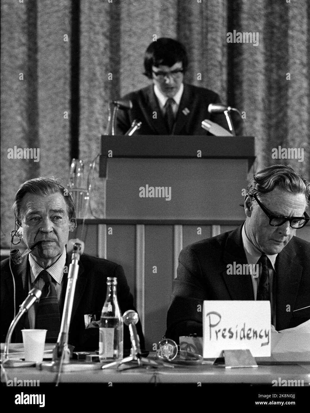 Oslo 19710620 Vietnamtribunal a Oslo. La Commissione internazionale per le indagini sulla guerra degli Stati Uniti a Indocina apre la sua seconda sessione nella Casa del Popolo, con il movimento del Vietnam in Norvegia come organizzatore. Vi partecipano un gran numero di politici, scienziati e avvocati di fama internazionale. Qui il presidente della sessione, il professore svedese Gunnar Myrdal (TV) e il presidente J.F. Cairns. Sullo sfondo del pulpito presidente del movimento vietnamita Hans Raastad. Foto: NTB / NTB Foto Stock