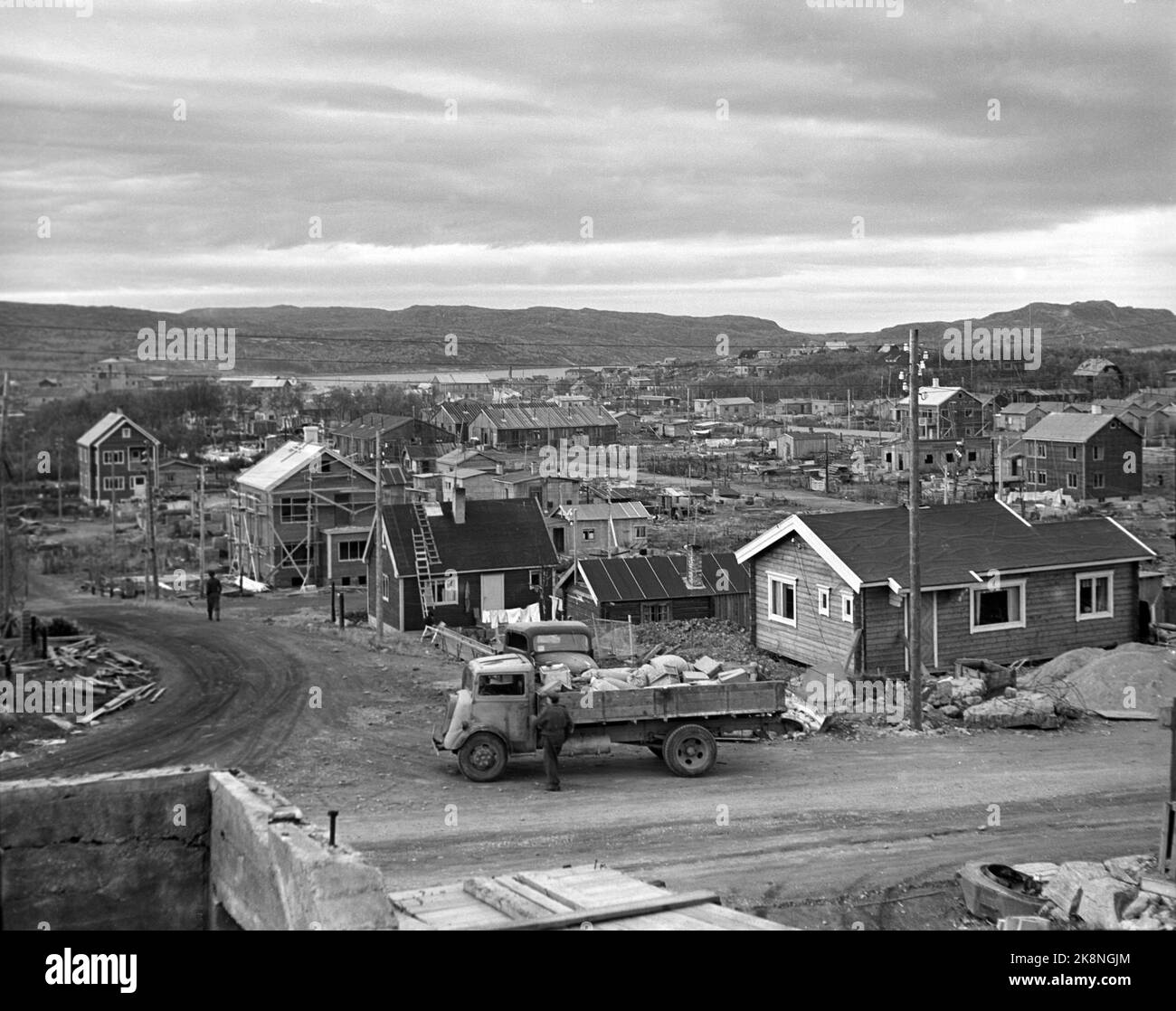 La Chiesa del 1946 settembre la ripresa nella Norvegia settentrionale dopo la seconda guerra mondiale Struttura dell'alloggiamento. Immagine panoramica di Kirkenes che mostra molte case in costruzione e un camion con materiali da costruzione in primo piano. Foto: NTB / NTB Foto Stock
