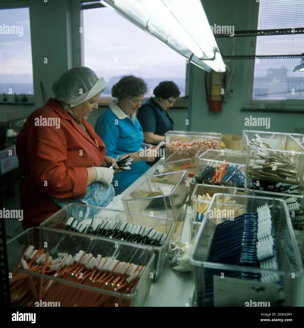 Oslo 1975. Donne al lavoro presso la fabbrica di spazzole Jordan. Foto Erik Thorberg / NTB / NTB Foto Stock