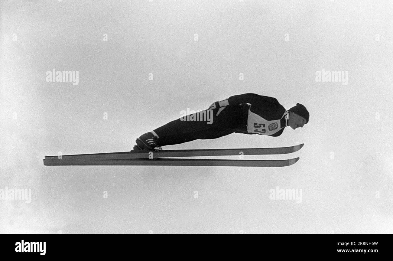 Oslo 19660227 Coppa del mondo a Holmenkollen. Il salto, grande collina, è stato vinto da Bjørn Wirkola. Qui in azione. Foto: NTB / NTB Foto Stock