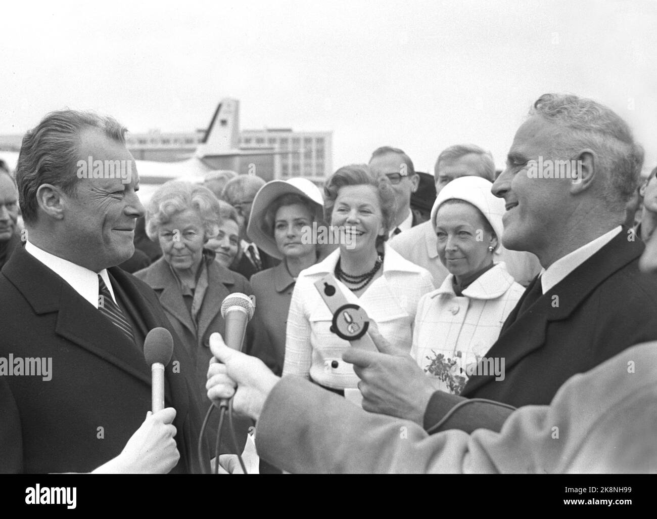 Oslo 19700423. Il cancelliere di Berlino Willy Brandt in visita ufficiale in Norvegia insieme alla signora Ruth. Willy Brandt arriva all'aeroporto di Fornebu e viene incontrato dal primo ministro per Borten (t.H.). Foto: Erik Thorberg NTB / NTB Foto Stock