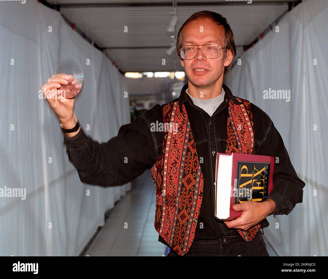 Oslo il 7 novembre 1991. Pål Steigan è stato redattore del nuovo lessico di Cappelen, che è stato presentato alla stampa a Oslo giovedì. Il CD da 16 grammi nella sua destra contiene lo stesso lessico da 3 kg di 1000 pagine sotto il braccio sinistro. Foto: Agnete Brun / NTB / NTB Foto Stock