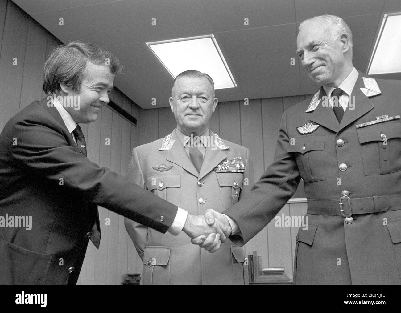 Oslo 19820701: Il ministro della Difesa Anders C. Sjaastad (t.v.) vuole il nuovo Capo della Difesa, il generale Sven Hauge (t.H.) per la nomina a giudizio del capo della difesa, il generale Sverre Hamre. Foto: Bjørn Sigurdsøn / NTB / NTB Foto Stock