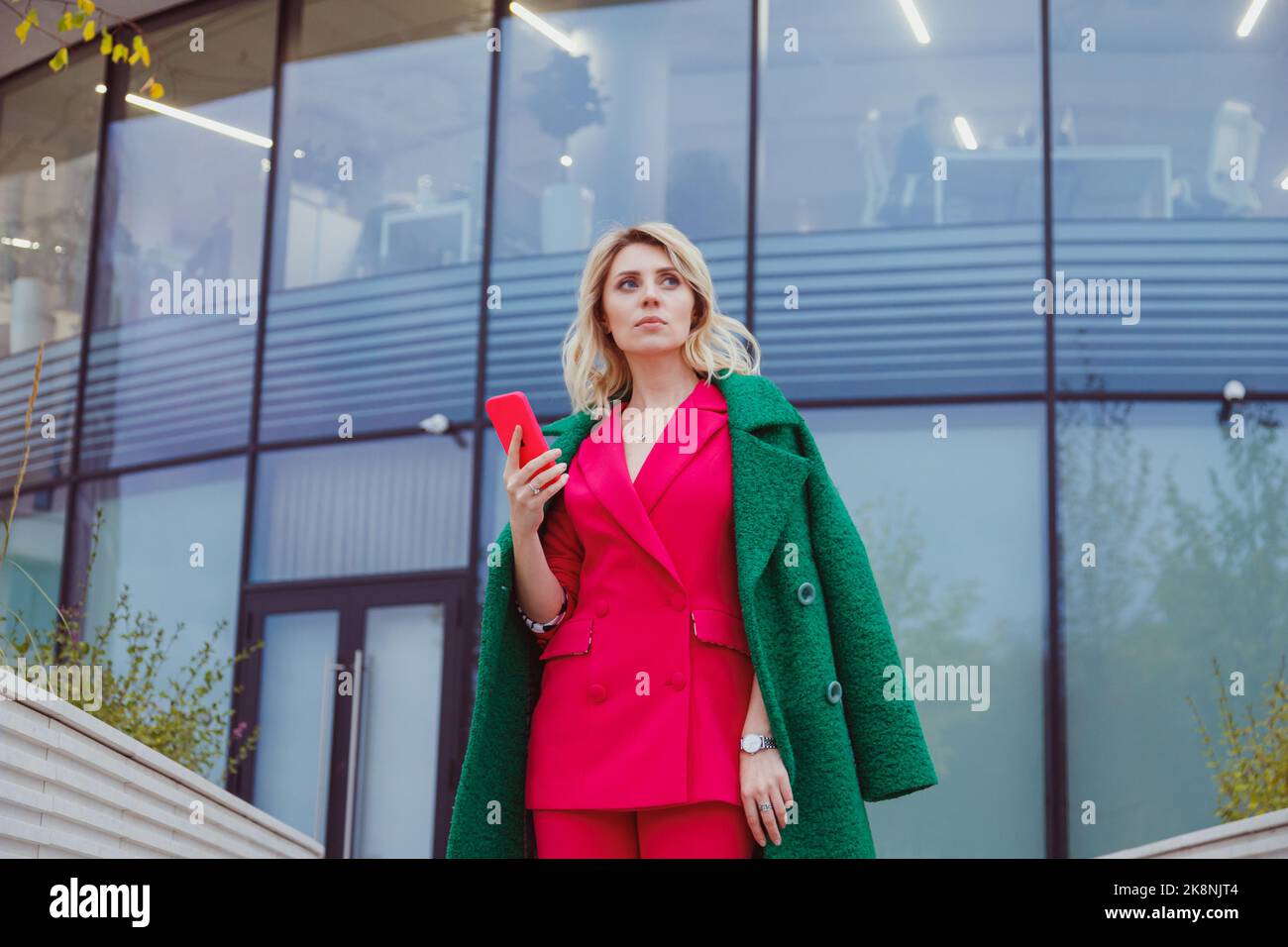 Donna pensosa penosa che tiene lo smartphone guardare via perso su pensieri tristi in attesa primo passo da uomo, chiamata o messaggio di testo o data di invito da b Foto Stock