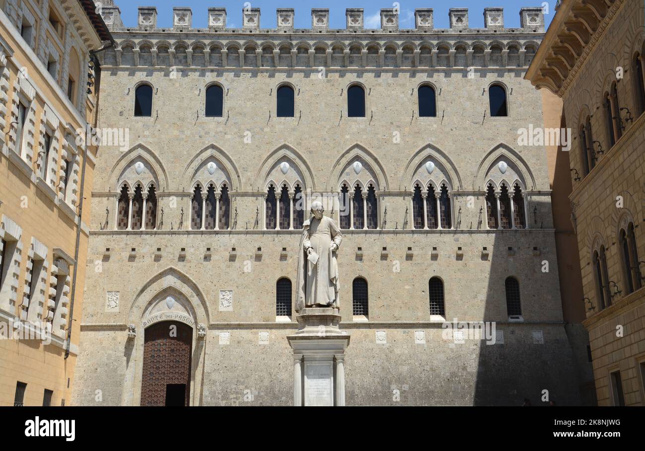 Palazzo Salimbeni è un edificio storico di Siena, sede della Banca Monte dei Paschi di Siena. Palazzo Tantucci, Palazzo Spannocchi e la statua di Foto Stock