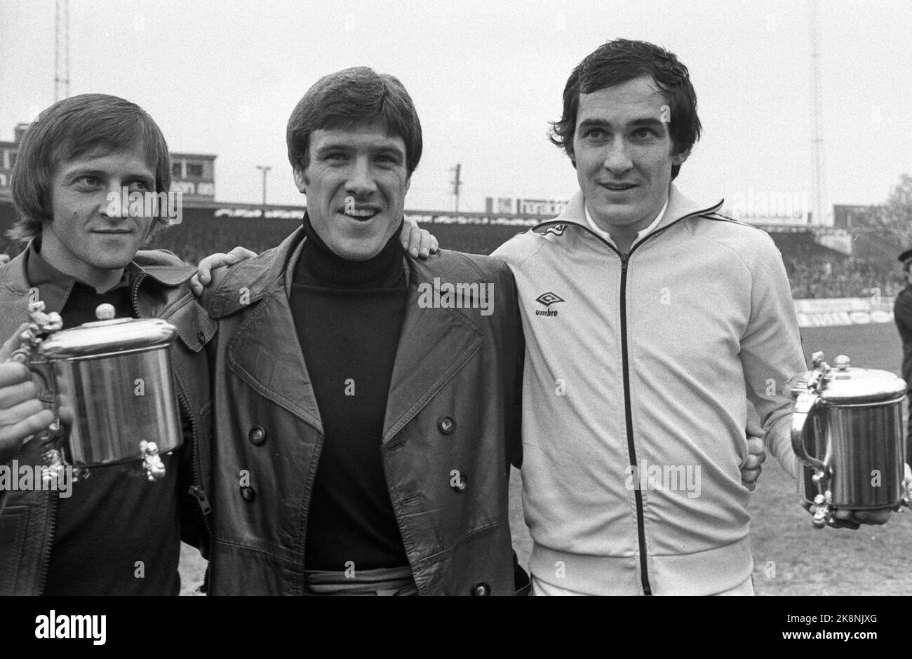 Oslo, 19771023. Campionato di calcio norvegese. La coppa finale. Bodø/Glimt - Lillestrøm SK 0-1. Tom Lund ha segnato l'unico gol della partita. Così, la LSK Cup ha vinto per la prima volta nella quarta finale di Sinm. Il giocatore di Liverpool Emlyn Hughes ha consegnato il premio, per la stagione calcistica di quest'anno, a Helge Karlsen t.v. e Tom Lund T.H. La consegna ha avuto luogo immediatamente prima della finale della coppa di quest'anno. Foto: NTB / NTB Foto Stock