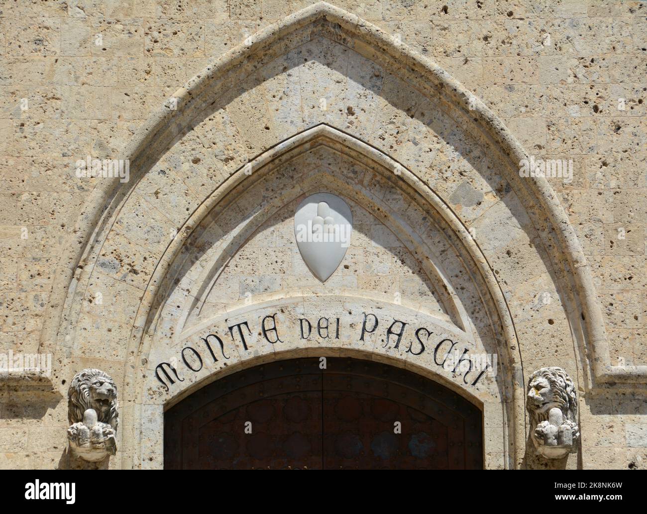 Palazzo Salimbeni è un edificio storico di Siena, sede della Banca Monte dei Paschi di Siena. Palazzo Tantucci, Palazzo Spannocchi e la statua di Foto Stock