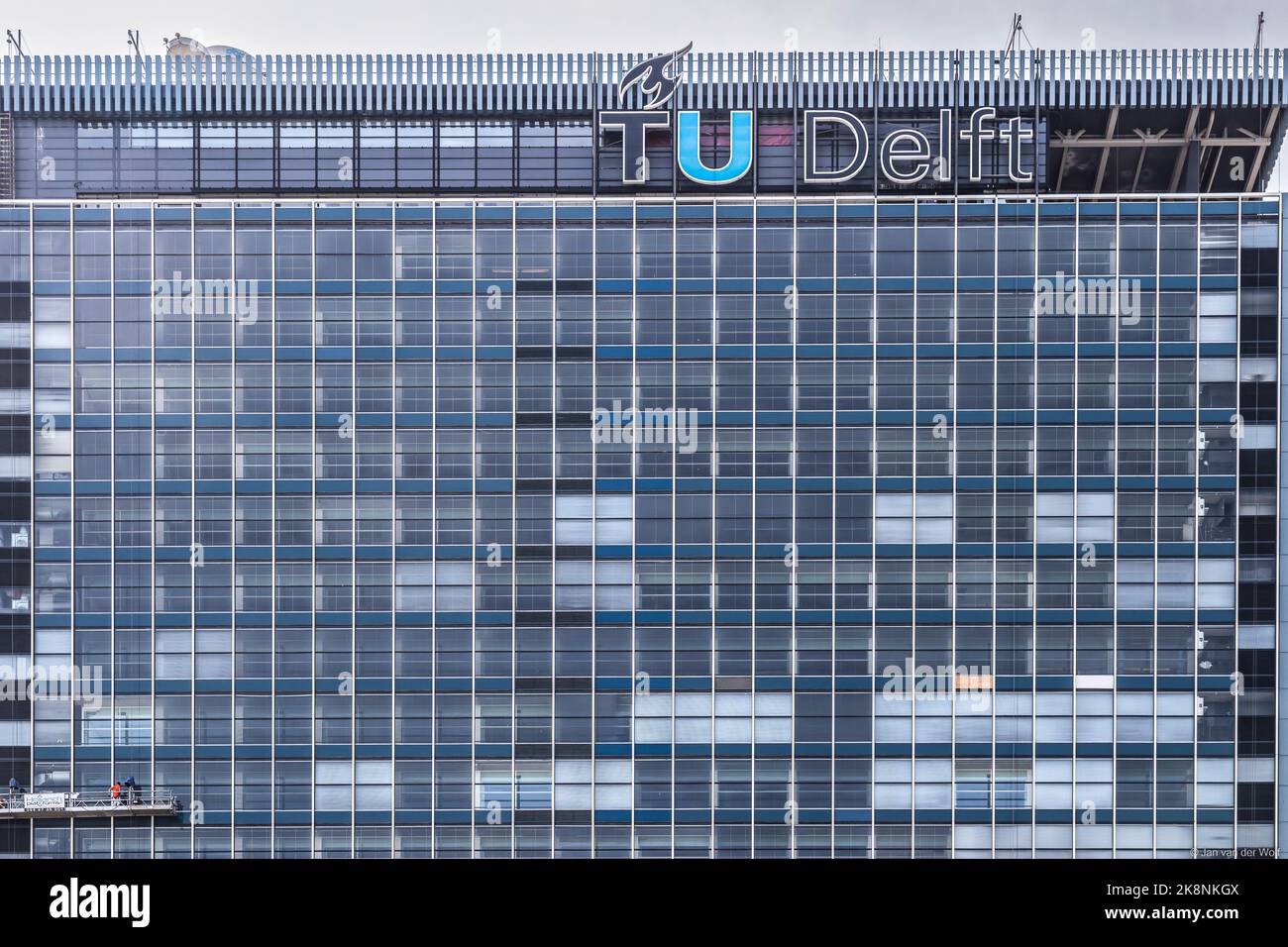 Facciata dell'edificio in vetro alto della Facoltà di Ingegneria elettrica con il logo universitario tu Delft. Foto Stock