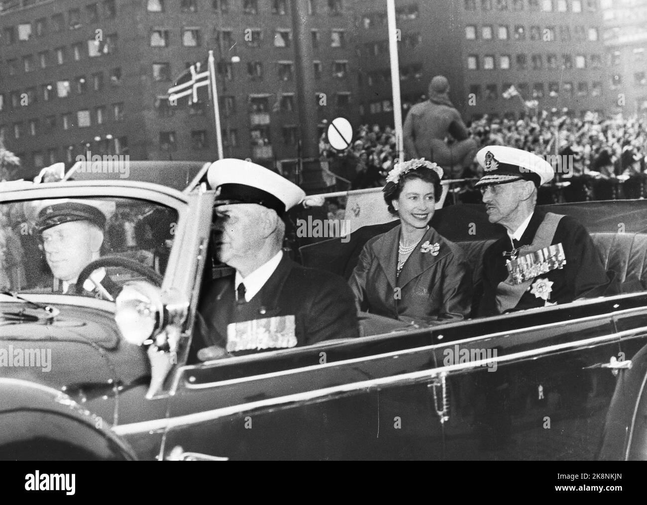 Oslo 19550624. Regina Elisabetta II in visita di stato in Norvegia con suo marito Principe Filippo. Qui vediamo la scorciatoia reale in un'auto aperta con la Regina Elisabetta e il Re Haakon. E' una regina sorridente e gentile che è venuta in Norvegia ed è chiaramente fiorente nella compagnia di King Haakon. La scorciatoia viene eseguita dal molo di saluto al castello. Foto: Corrente / NTB Foto Stock