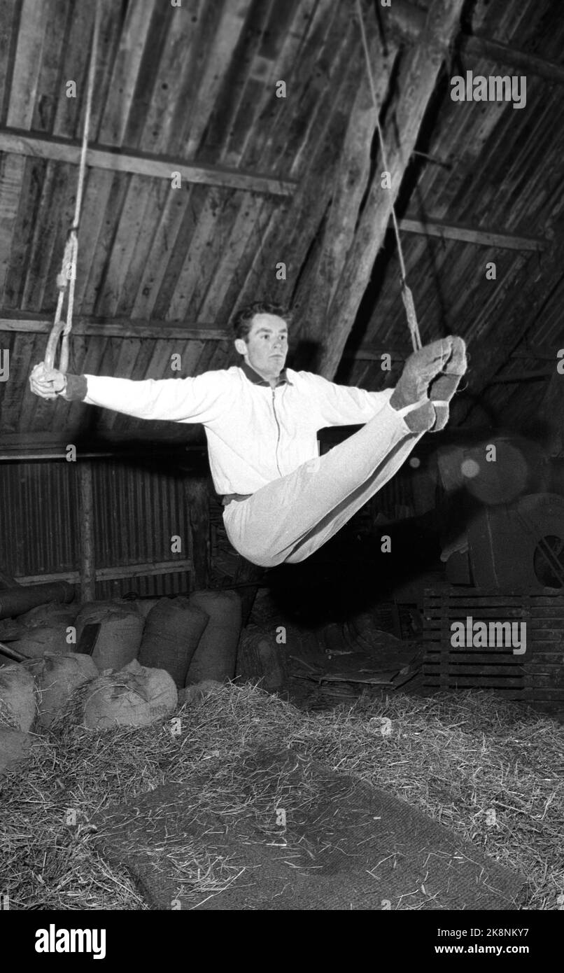 Jæren 19600507. L'unico partecipante norvegese alle Olimpiadi Åge Storhaug (22 anni) si allena a casa a Løa su Jæren. Attualmente Åge Storhaug sta praticando le 60 esercitazioni olimpiche obbligatorie. Quando le giornate scolastiche sono finita, Åge tira dentro il vestito di addestramento e esce nel fienile per allenarsi. Foto: Ivar corrente di Aaserud / NTB Foto Stock