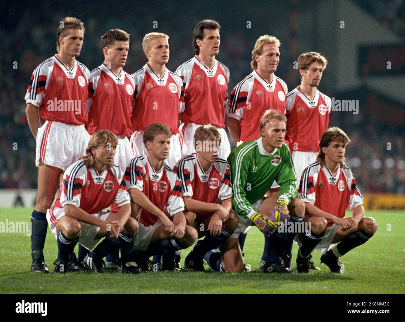 Oslo 19920923. Landscape Norvegia - Paesi Bassi (2-1), stadio Ullevaal. (Partita di qualificazione Coppa del mondo) la nazionale norvegese. Indietro: Kjetil Rekdal, Stig Inge Bjørnebye, Roger Nilsen, Rune Bratseth, Gøran Sørloth ed Erik Mykland. Prima: Jahn Ivar Jakobsen, Tore Pedersen, Gunnar Halle, il custode Erik Thorstvedt e Kåre Ingebrigtsen. (FL 29482/24) Foto: Jon EEG / NTB / NTB Foto Stock