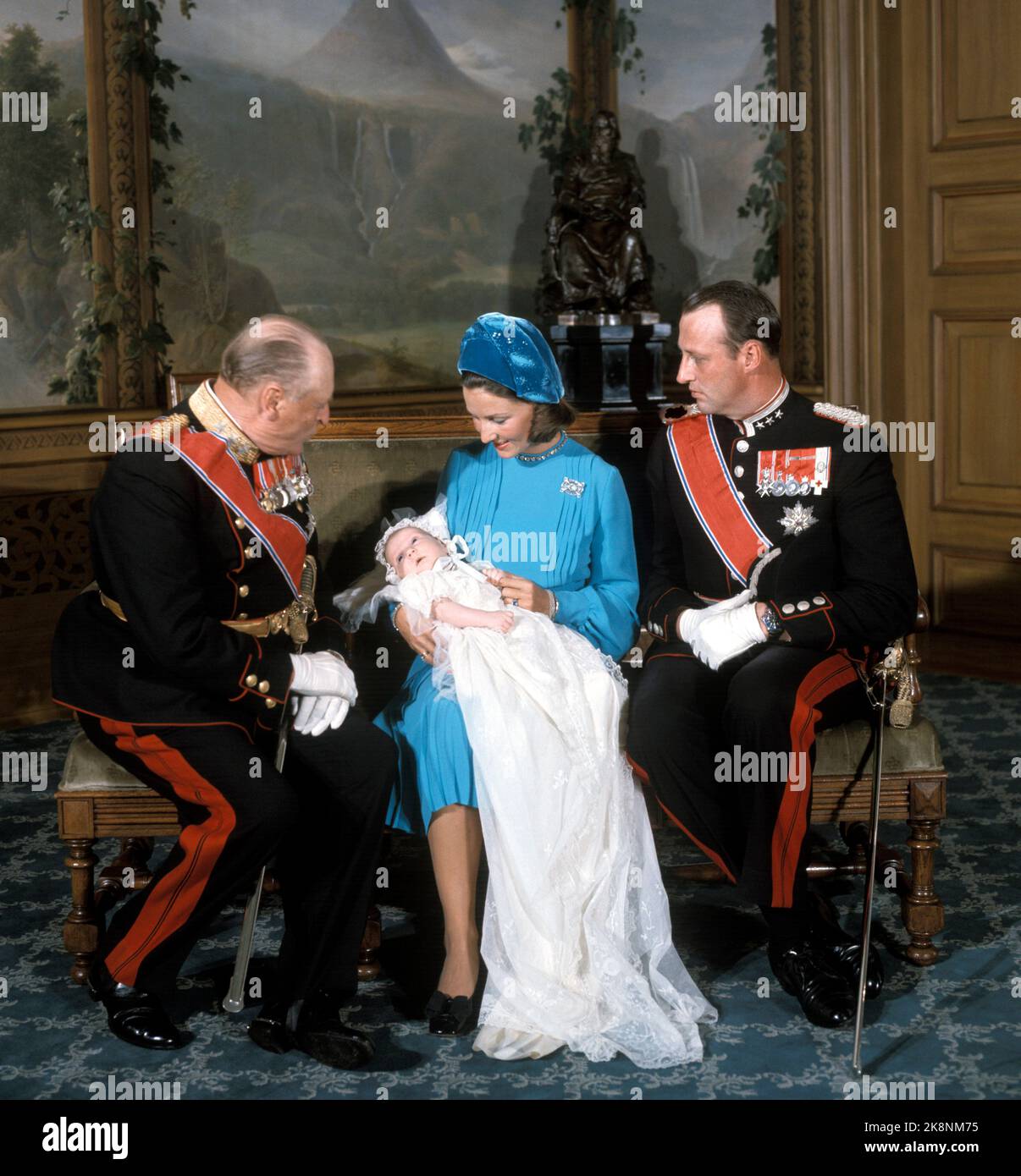 Oslo 19730920: La foto di famiglia dalle opere d'uccello del castello con gli ospiti più vicini del battesimo del Principe Haakon Magnus. Da sinistra re Olav, Principessa della Corona Sonja con il figlio del battesimo, il Principe Haakon Magnus e il Principe della Corona Harald. Foto: Erik Thorberg / NTB / NTB Foto Stock