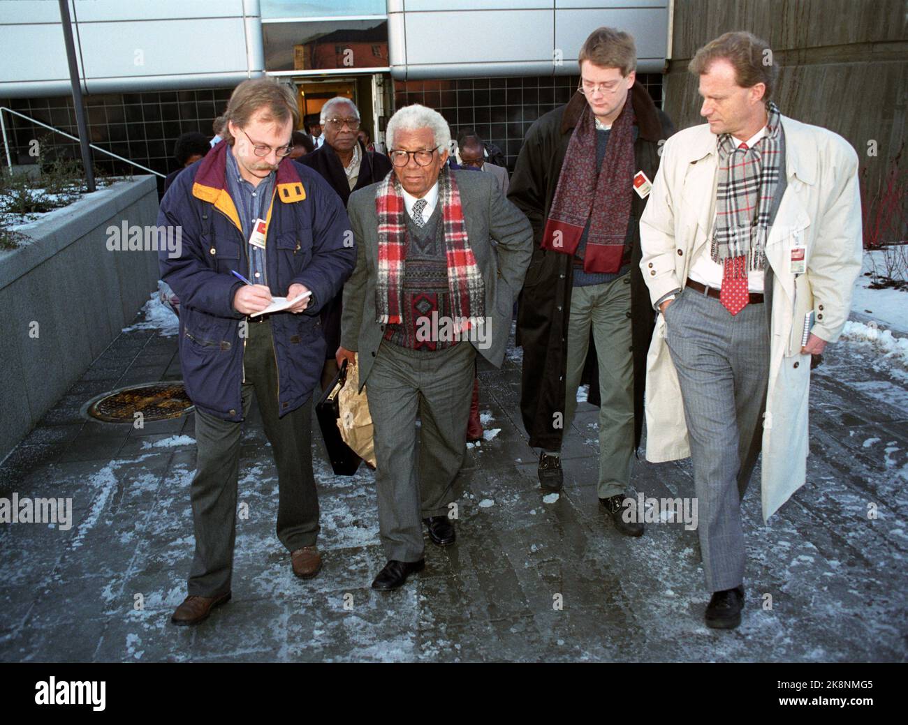 Oslo 19900129. Il leader dell'ANC Walter Sisulu, circondato da giornalisti in arrivo a Fornebu, Doug Mellgren, AP (t.v.), Audun Eckhoff, NTB, E Einar Lude, NRK (t.H.). Sisulu è stato nelle prigioni sudafricane per 25 anni, e ha scelto di visitare la Norvegia come primo paese al di fuori dell'Africa quando è stato rilasciato. Foto Bjørn-owe Holmberg / NTB / NTB Foto Stock