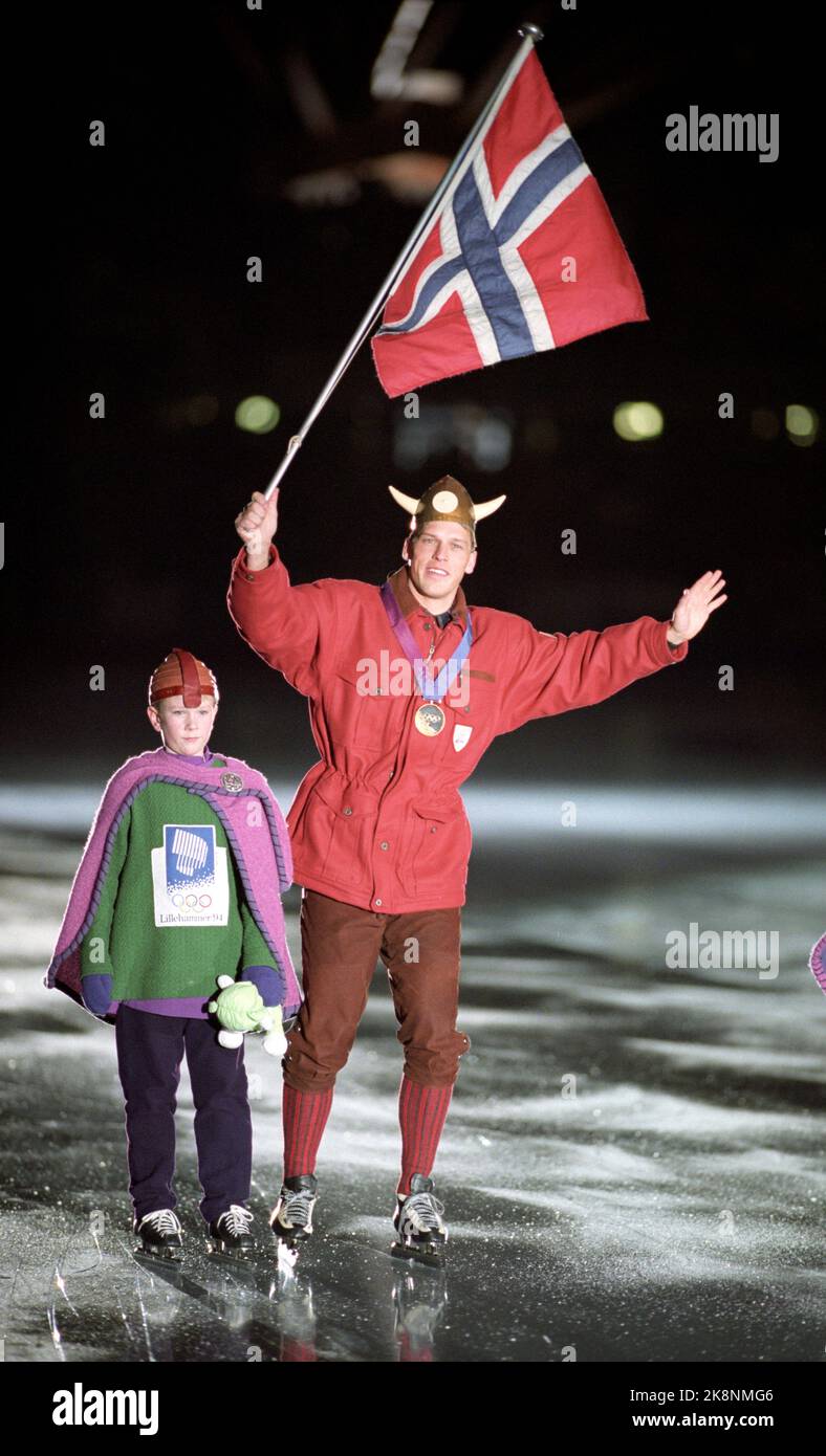 Hamar 19940216 Olimpiadi invernali a Lillehammer. Pattinaggio, corsa veloce, 1500 metri nella nave vichinga Hamar Olympiahall. Il vincitore Johann Olav Koss va al round onorario con una bandiera norvegese e casco vichingo sulla sua testa, insieme alla maschera olimpica 'Håkon' Foto: Aleksander Nordahl / NTB Foto Stock