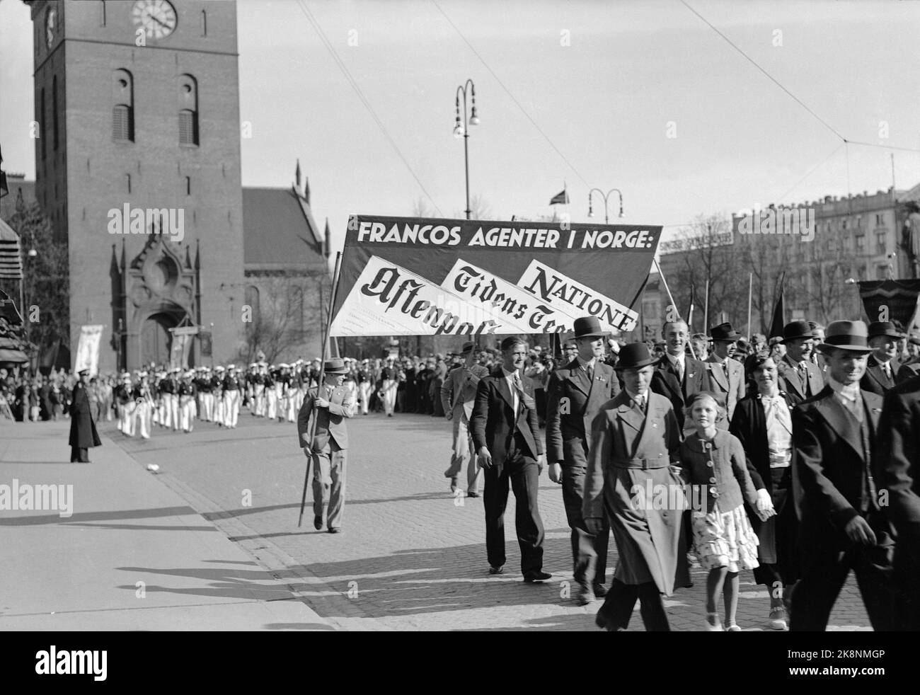 Oslo probabilmente 1st maggio, tra le 1935 - 1939 manifestazione presso la Cattedrale. La gente trasporta i banner con la sceneggiatura. Agenti di Franco in Norvegia: Aftenposten, Tidens segno, la Nazione. Foto: NTB / NTB Foto Stock