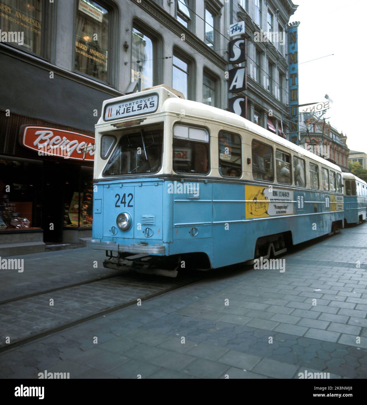 Oslo 1976-09: Tram numero 11 a Oslo (tram Kjelsås) da Oslo Sporveier, fotografato nel centro di Oslo. I tram con questo aspetto sono chiamati anche 'trucchi blu'. Sull'edificio in background la pubblicità per il cioccolato Bergene, la compagnia aerea SAS e l'azienda 'N.M. Thune'. Foto: Bjørn Sigurdsøn / NTB / NTB Foto Stock