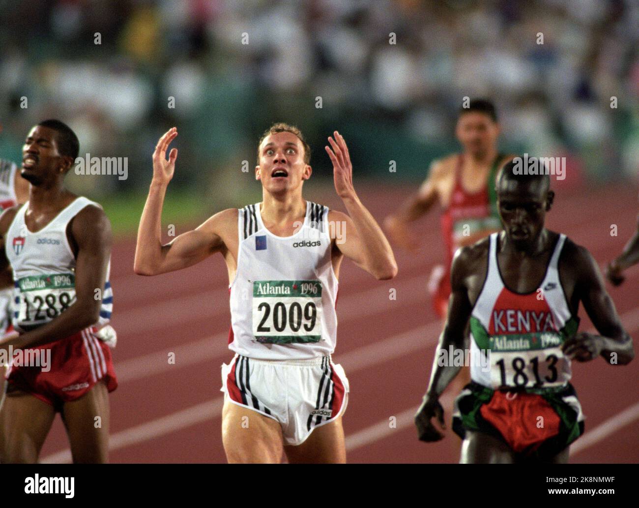 Olimpiadi di Atlanta, USA, 31 luglio 1996, Atletica, Stadio Olimpico. Vebjørn Rodal non può credere che sia diventato un campione olimpico a 800 metri. Foto: Erik Johansen / NTB Foto Stock