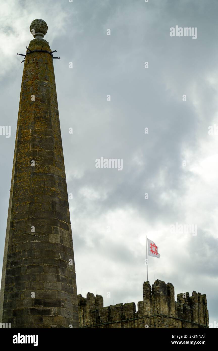 Richmond, North Yorkshire, Regno Unito - 3 agosto 2020: L'Obelisco con una bandiera inglese Heritage che sorvola il Richmond Castle Keep Foto Stock