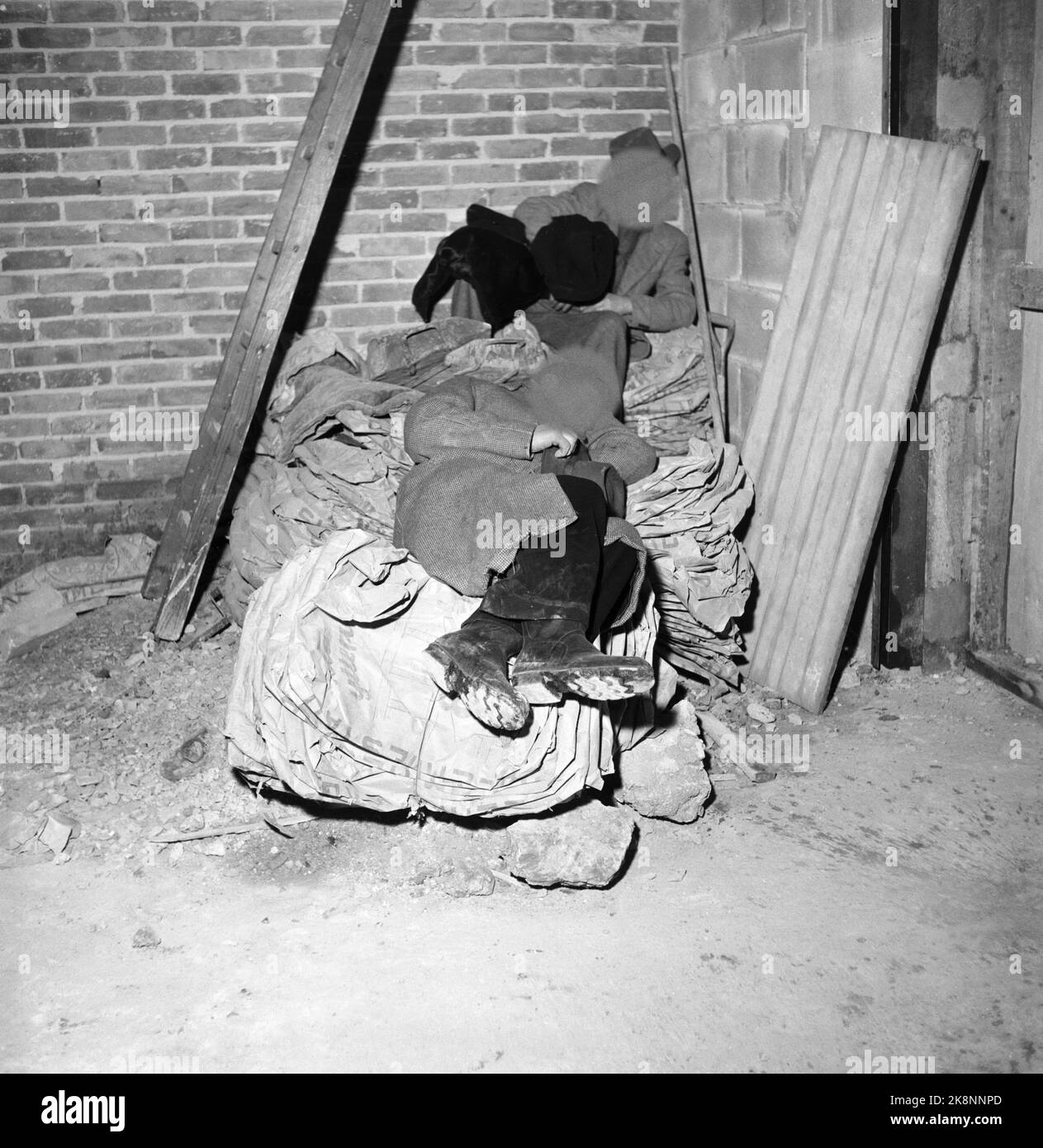 Oslo 19 gennaio 1957. Gli outlers di Oslo stanno cercando di trovare un posto dove dormire dove è caldo e caldo. Foto: Aage Storløkken / corrente / NTB Foto Stock