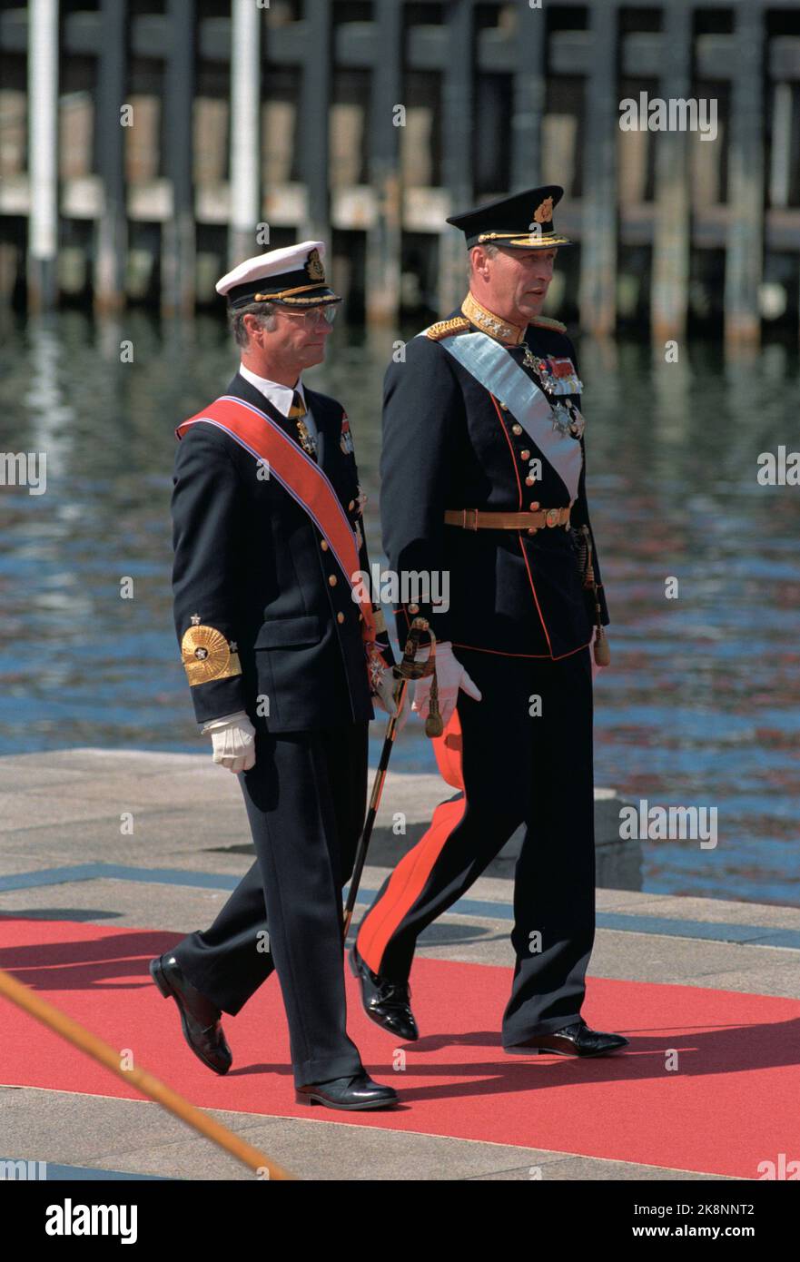 Oslo. La coppia reale svedese, la regina Silvia e il re Carl Gustaf, visitano la Norvegia con la coppia reale norvegese, la regina Sonja e il re Harald. Qui arrivano a Oslo. Da v; re Carl Gustaf e re Harald. Foto; Lise Åserud / NTB Foto Stock