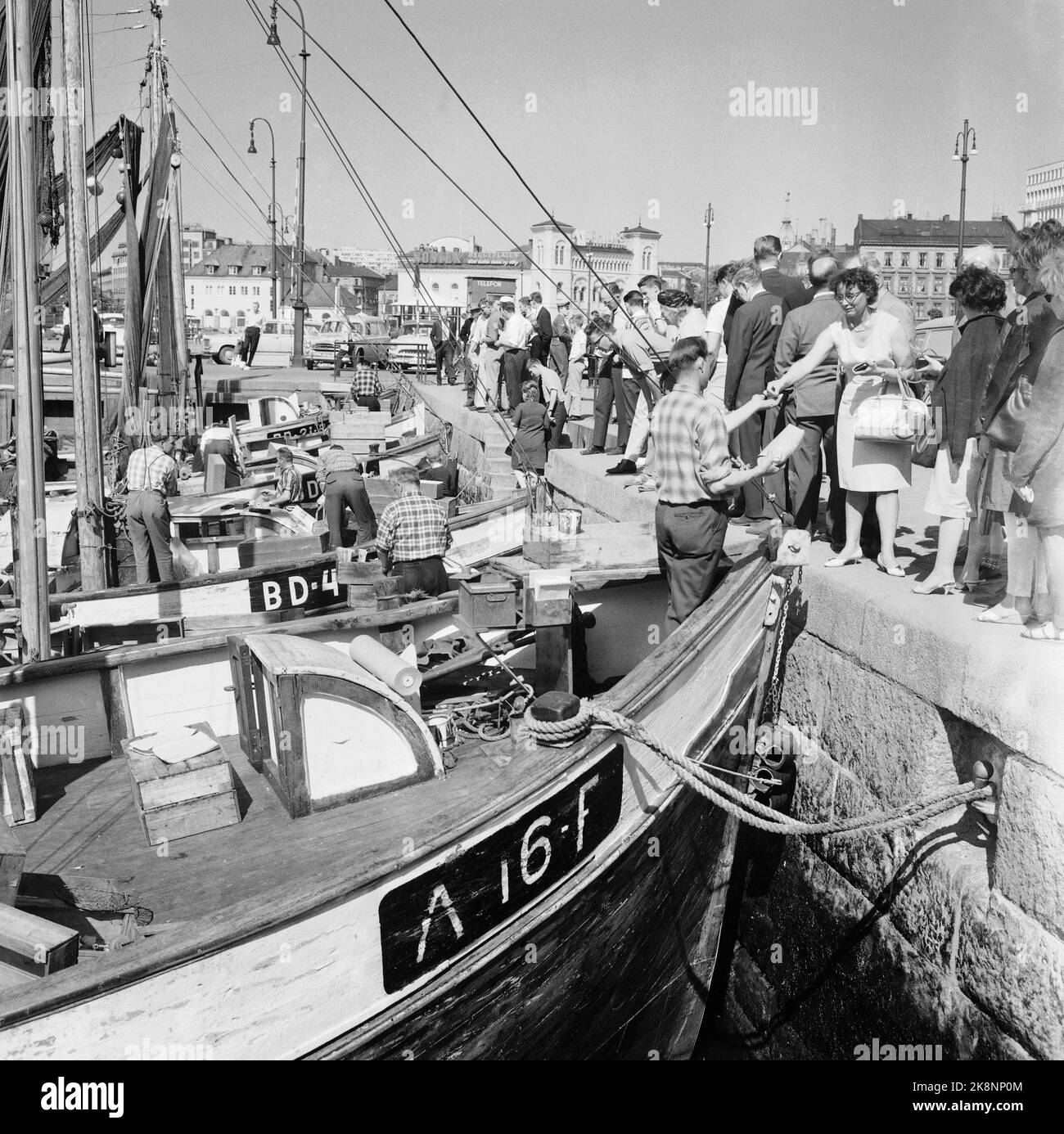 Oslo, 30 maggio 1963. In Piazza del Municipio, gamberetti e pesce sono venduti da piccole barche da pesca. Foto: Arild Hordnes / NTB / NTB Foto Stock