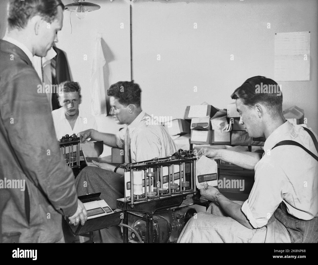 Oslo 1937 agosto. Il sistema fiscale: Le barriere fiscali vengono inviate. In questo caso, quattro funzionari per la parità maschili si sono impegnati ad affrontare le buste che vanno ai lavoratori salariali. Foto: NTB Foto Stock