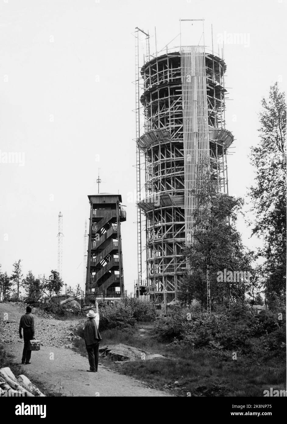 Oslo 196007: La nuova torre Tryvann in costruzione. TV. La vecchia torre Tryvann. Foto: NTB / NTB Foto Stock