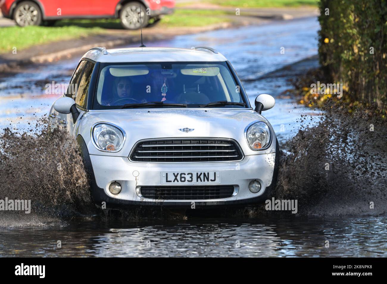 Yardley, Birmingham, 24 ottobre 2022. - I conducenti negoziano la loro strada attraverso l'inondazione sulla Yardley Green Road nella zona di Yardley a Birmingham lunedì pomeriggio. I conducenti hanno utilizzato il percorso laterale per guidare ed evitare l'acqua più profonda, tuttavia alcuni hanno deciso di arare attraverso il mezzo. Fig. Per credito: Interrompi stampa Media/Alamy Live News Foto Stock