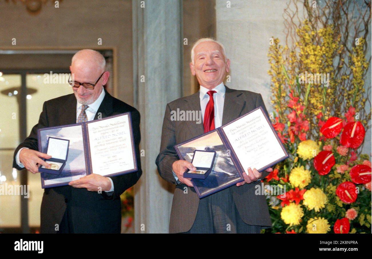 Oslo 19951210. Il Premio per la Pace. Il Premio Nobel per la pace 1995 a Joseph Rotblat e al movimento Pugwash - "conferenze di Pugwash sulla scienza e gli affari mondiali". Qui Rotblat 8th) insieme al rappresentante di Pugwash, Francesco Calogero con i premi. Joseph Rotblat e Francesco Calogero sembrano soddisfatti dei premi Nobel. Scanfoto / NTB / Falco noce Foto Stock