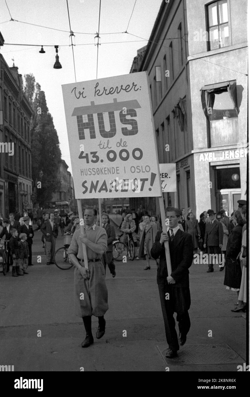 Oslo 19480609 senza tetto dimostra contro il bisogno di alloggio a Oslo. La manifestazione si è conclusa con una riunione di massa a Youngstorget. Qui manifestanti con poster nel treno dimostrativo. Lo slogan recita: 'Chiediamo case ai 43.000 casalinghi Il più presto possibile' Foto: NTB / NTB Foto Stock