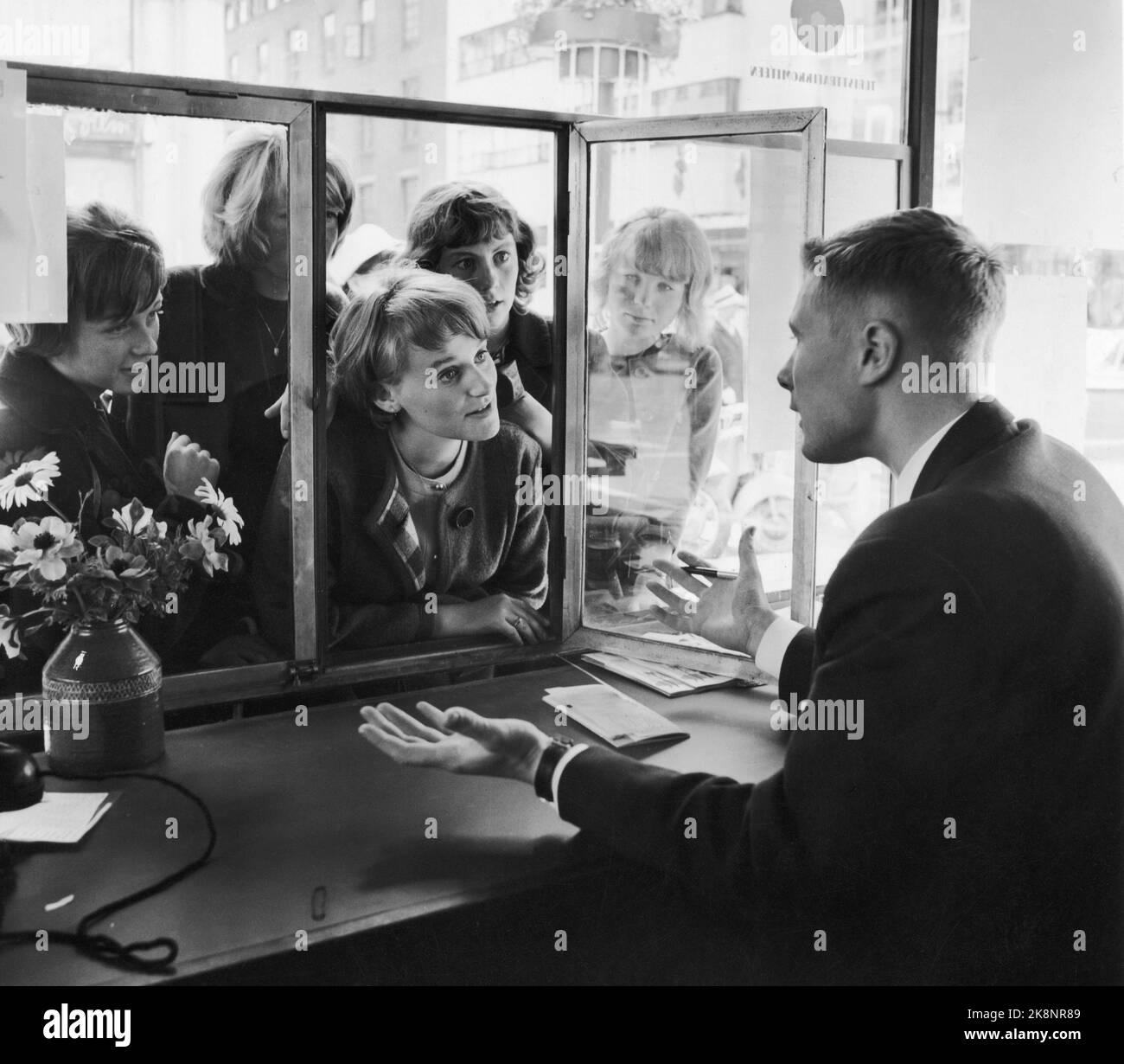 Bergen 19630629 'ma nessun autobus li aspetta'. Lo sciopero degli autobus sta paralizzando l'industria del turismo, gira le gambe sotto gli alberghi e mette le agenzie di viaggio in pino gatto. La Norvegia occidentale è la più colpita. -Beek, nessun autobus. Ma se hanno acquistato i biglietti per lo spettacolo folcloristico, possono ottenere i soldi di nuovo qui. Triste lavoro nel portello. Foto: Bjørn Thunæs / corrente / NTB Foto Stock