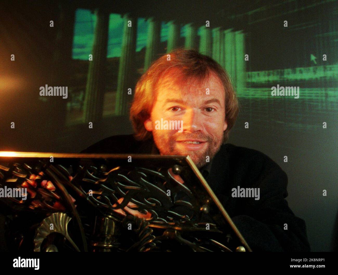 Oslo, 19970422. L'autore Jestein Gaarder presenta 'Sofie's World' che è ora in CD-ROM. Esiste una produzione collaborativa tra la casa editrice Aschehug, la Multimedia Corporation, la New World Vision/Navigo e l'editore inglese Orion. Foto: Berit Roald / NTB Foto Stock