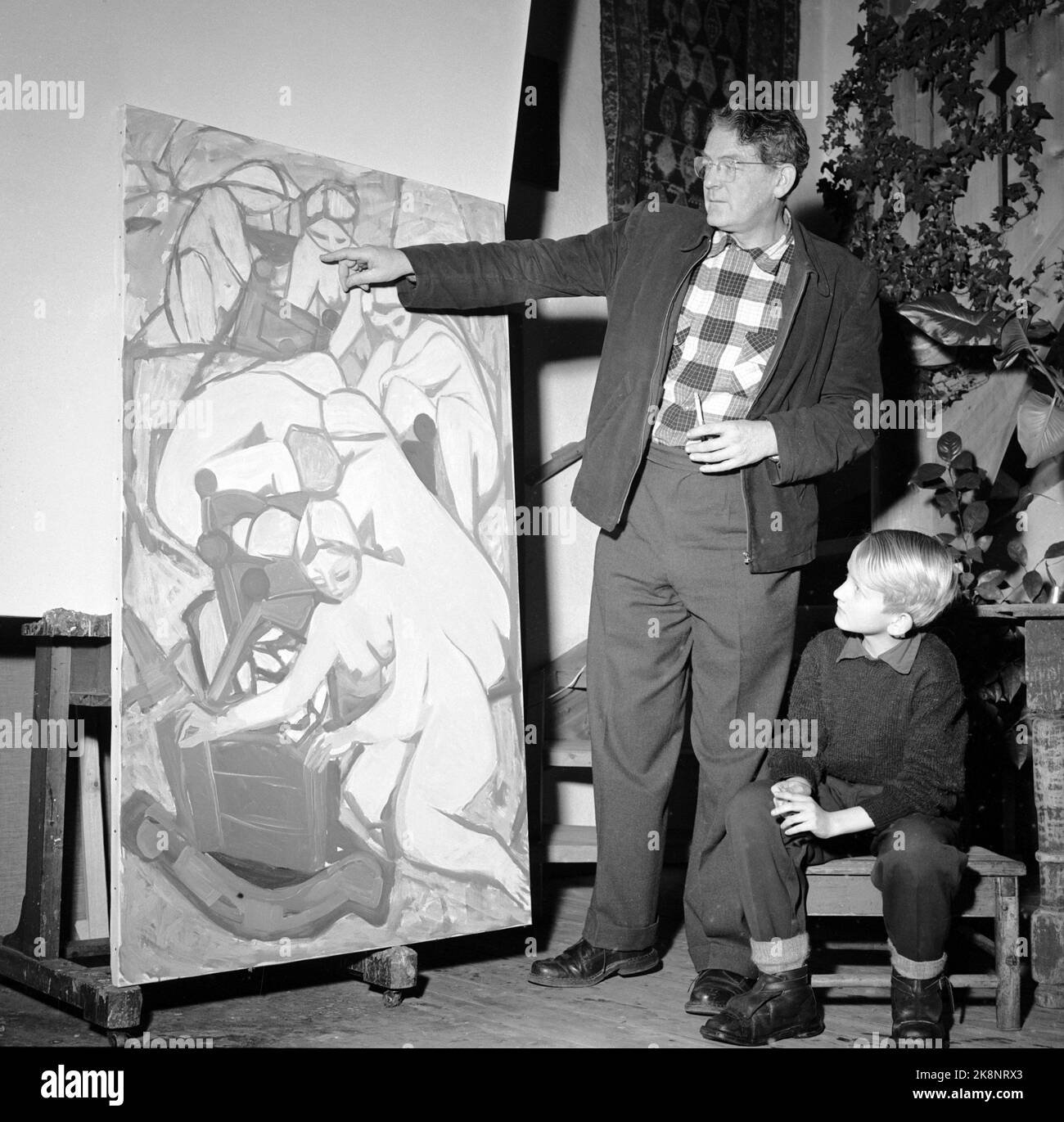 Oslo 19570225 l'artista / pittore Kai Fjell in lavoro nel suo studio. Qui il pittore con uno dei suoi quadri, e con un ragazzino, forse suo figlio. NTB / NTB Foto Stock