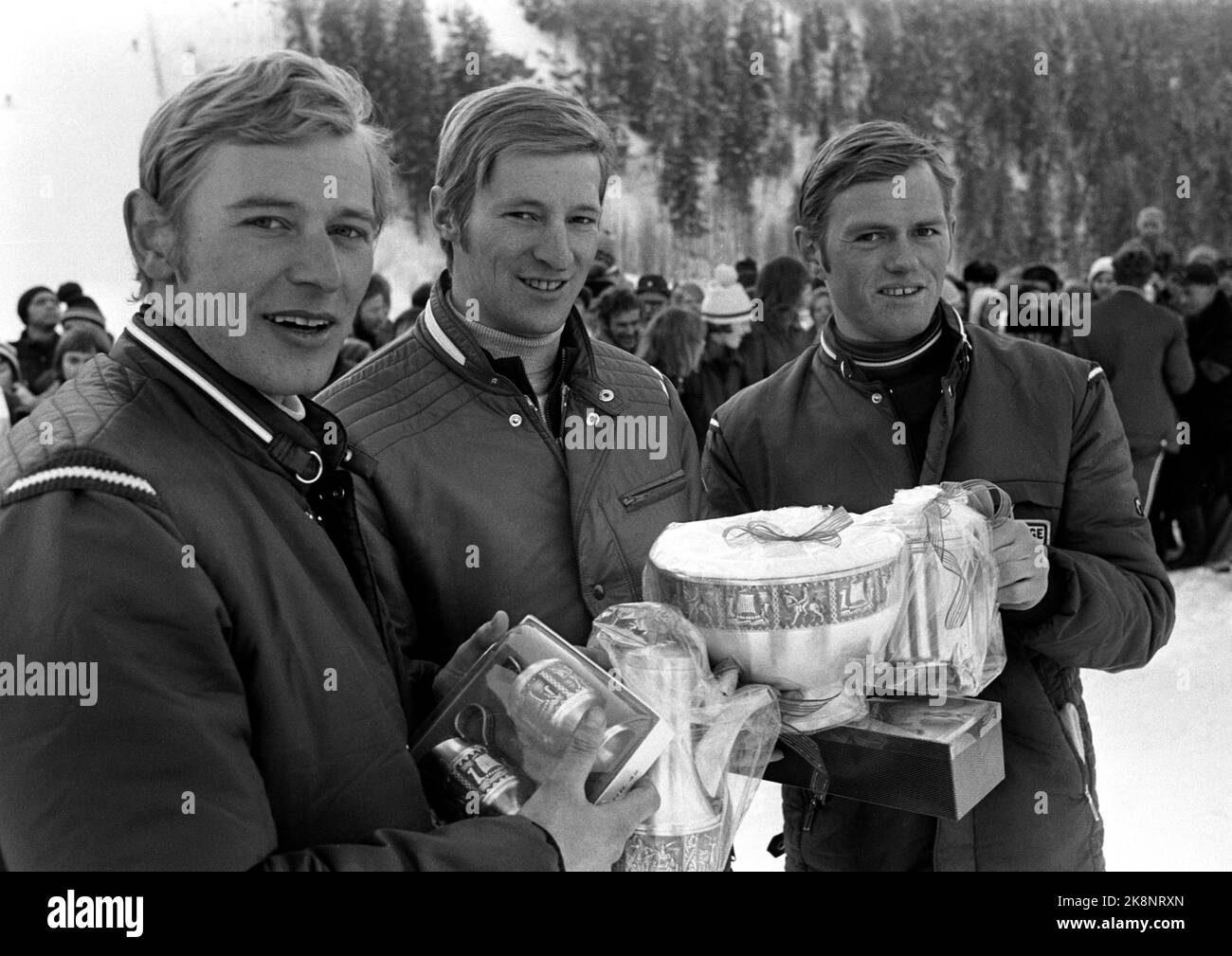 Bærum 19720227. Skuirennet. Salto in Skuibakken. Vincitore Hans Schmid dalla Svizzera (al centro), affiancato da Ingolf Mork, che era il numero due (t.v.), e Nils Petter Skarseth che divenne il numero tre (t.H.). I premi sono bocce e altri oggetti in latta norvegese. Foto NTB / NTB Foto Stock