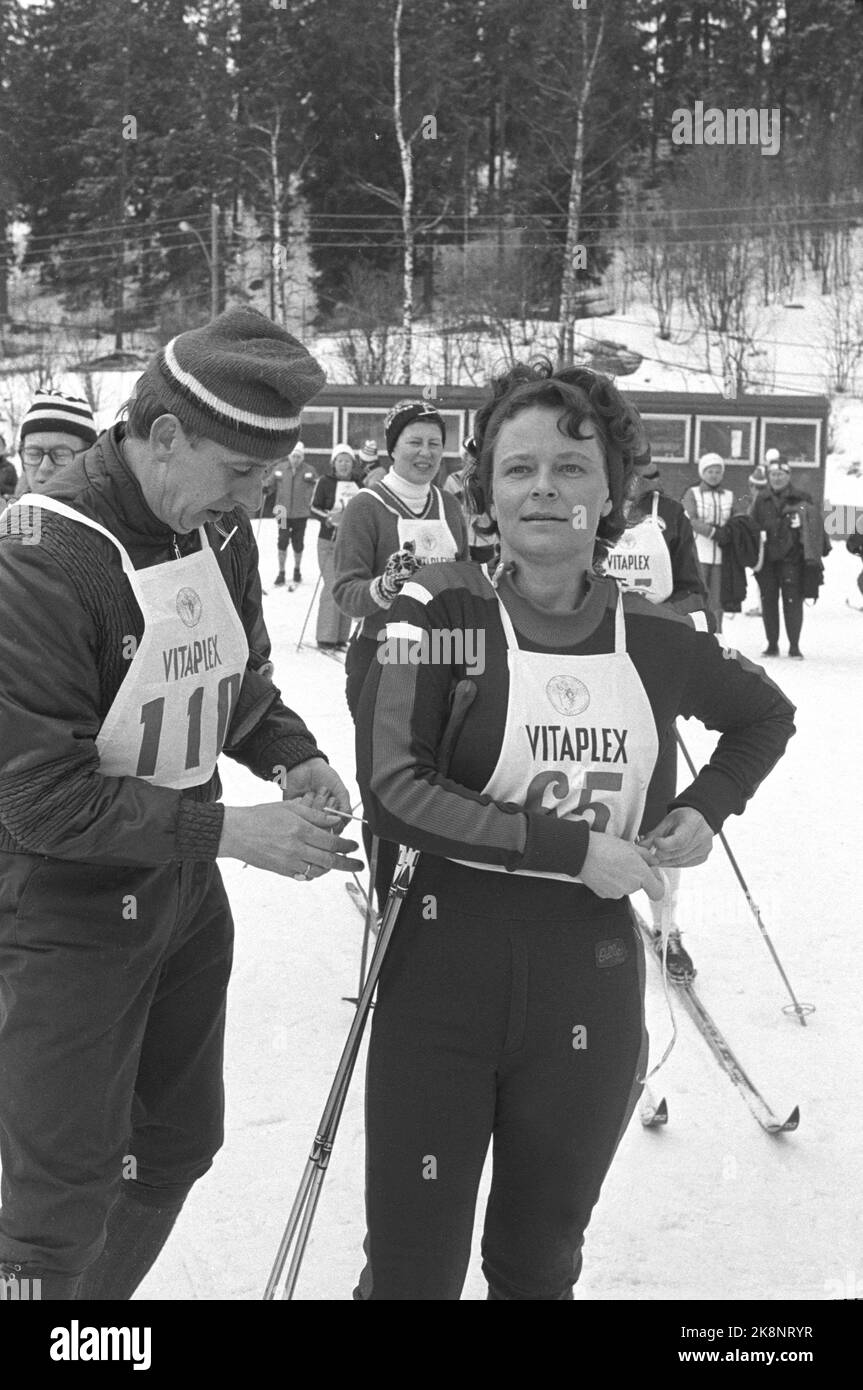 Oslo 19760312. I rappresentanti di Storting Holmenkollrenn. Qui vediamo il politico Gro Harlem Brundtland sotto la gara di sci. Foto: Oddvar Walle Jensen NTB / NTB Foto Stock