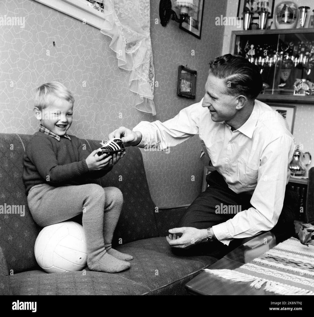 Sandefjord, 1959 novembre calciatore Thorbjørn Svenssen con suo figlio Thorbjørn in quattro anni. Foto: Aage Storløkken / corrente / NTB Foto Stock