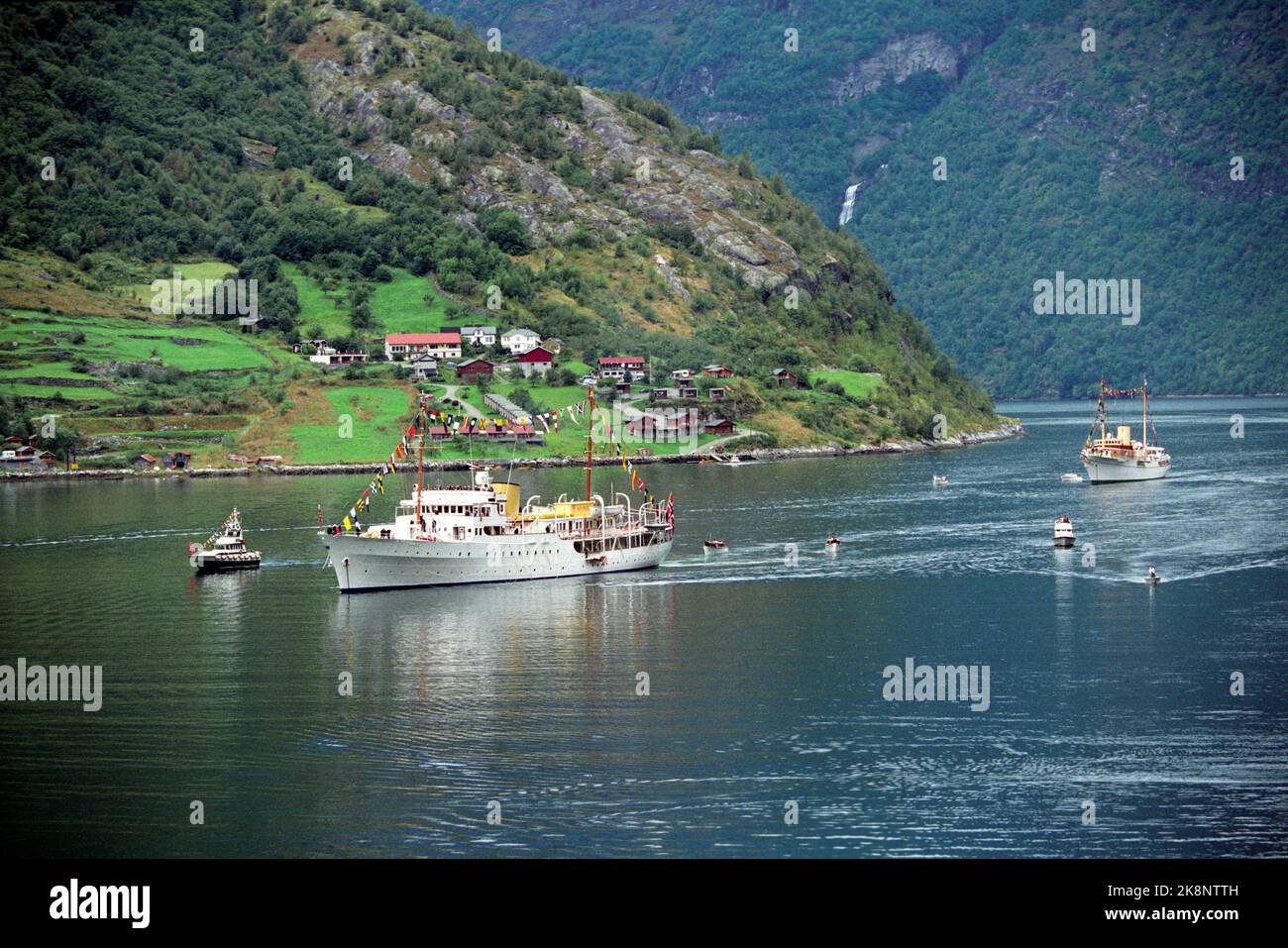 Norvegia Occidentale, 199308: Crociera Silver. Gita Westland. La coppia reale norvegese, la regina Sonja e il re Harald, organizzano crociere nella Norvegia occidentale in occasione del loro matrimonio d'argento. Foto: Il Gerangerfjord. La nave reale norvegese 'Norvegia' (da a v.) E la nave reale danese 'Dannebrog' con i turisti reali a Geiranger. Foto: Bjørn Sigurdsøn Foto Stock