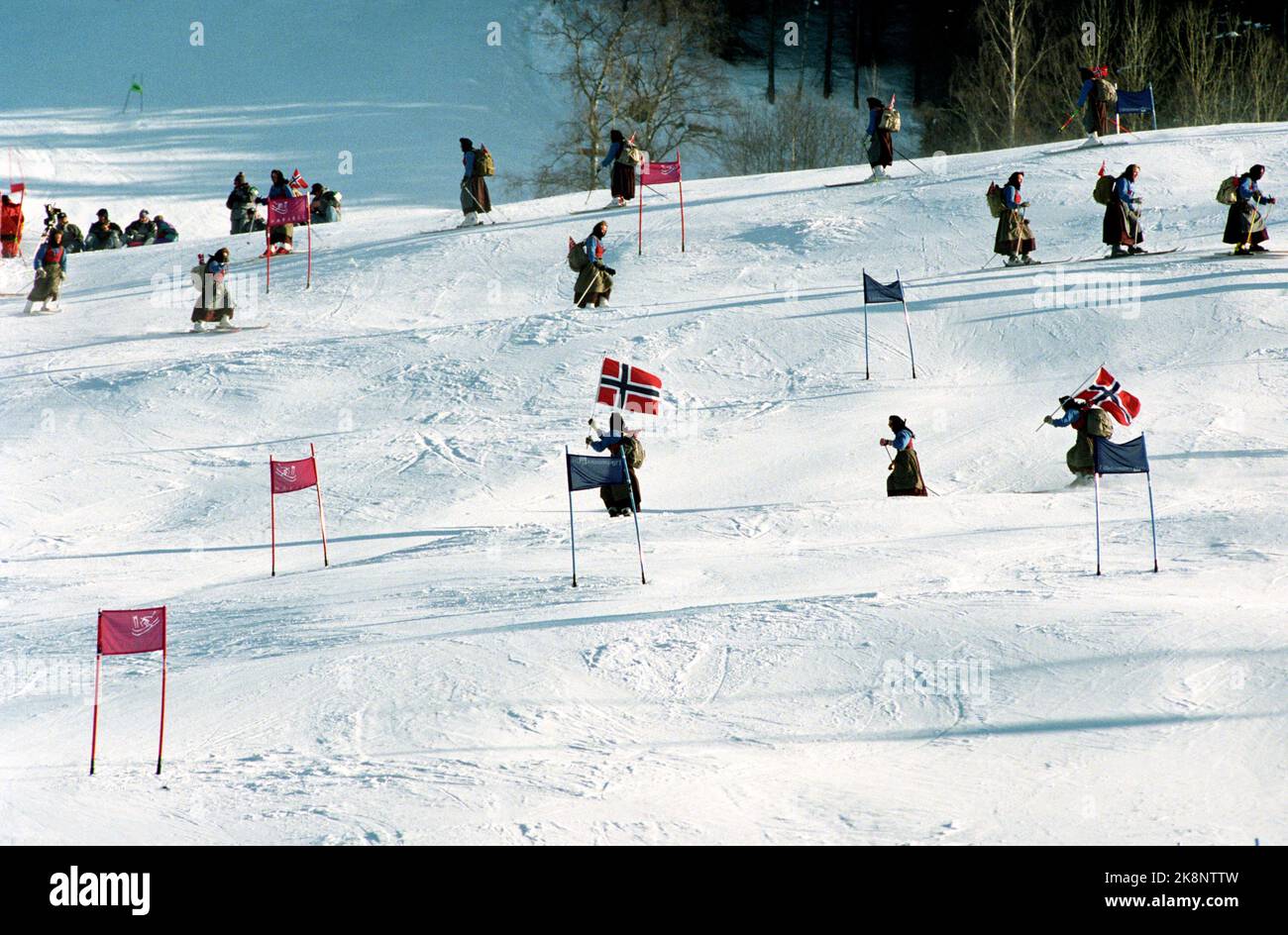 Hafjell 19940223 Olimpiadi invernali a Lillehammer. Regina Sonja e diverse altre donne nei sentieri Hafjell il Mercoledì. Slalom in costume folk e sparato. Foto: Aleksander Nordahl / NTB Foto Stock