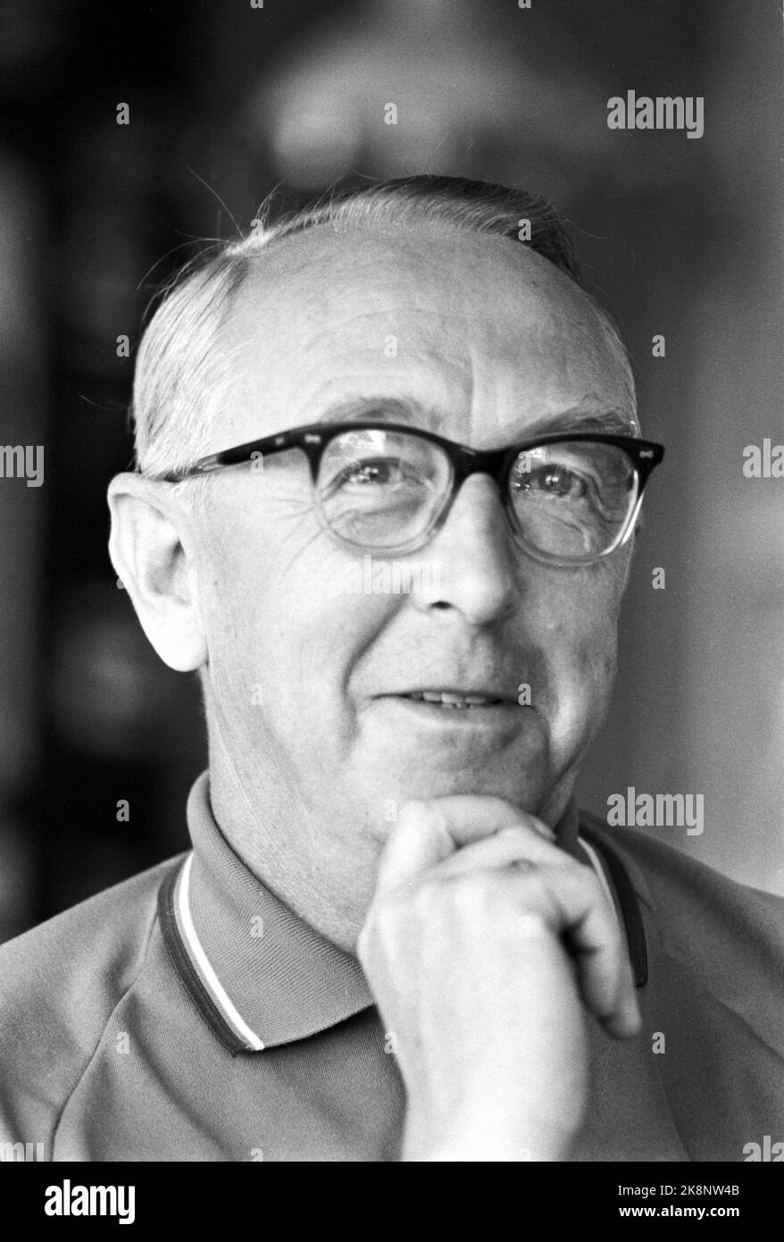 Oslo nell'estate del 1969: Intervista la situazione al Ministro sociale Egil Aarvik (KrF). Il Ministro degli affari sociali non condivide la proposta del Ministero degli affari sociali su alcune prestazioni supplementari nel sistema di assicurazione nazionale, proposta che egli stesso ha presentato e adottato poco prima delle vacanze estive. Tra le altre cose, i cosiddetti "kit di famiglia” sono omessi, un ministro sbagliato farà tutto il possibile per correggere. Foto: Sverre A. Børretzen in corso / NTB Foto Stock