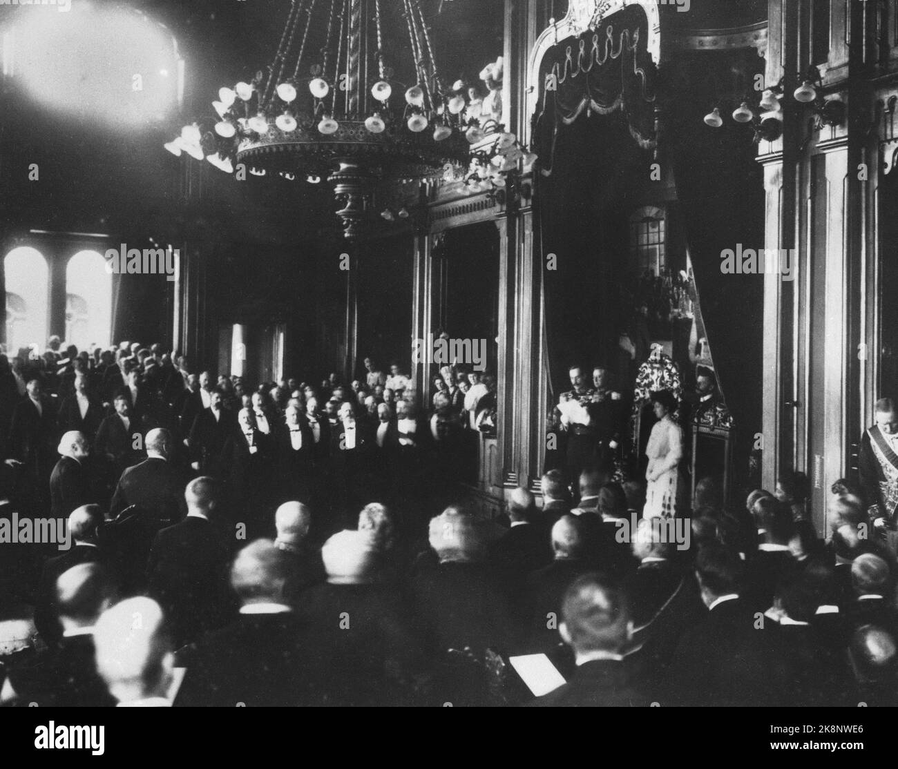 Oslo / Kristiania 1906 apertura dello Storting. La regina Maud e il re Haakon sono presenti. Il re Haakon legge il discorso di sua Maestà il re alla Storting alla sua apertura. Foto: NTB Foto Stock